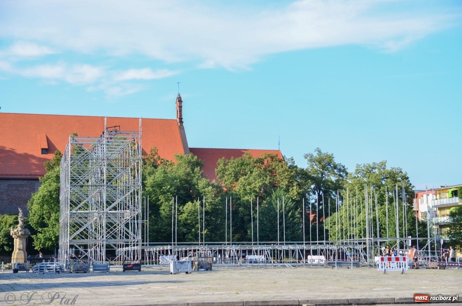 Zdjęcie w galerii na portalu naszraciborz.pl: Na placu Długosza wznoszą ogromną scenę [FOTO i WIDEO] wiadomości z regionu