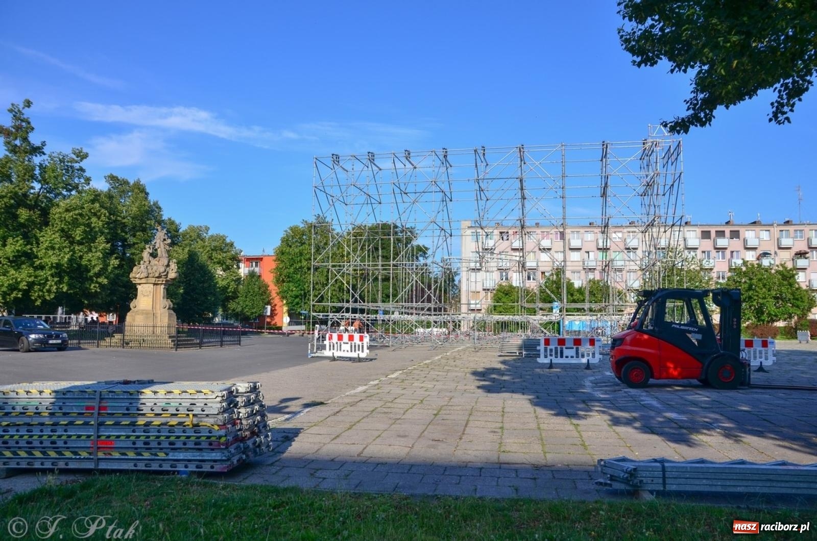 Zdjęcie w galerii na portalu naszraciborz.pl: Na placu Długosza wznoszą ogromną scenę [FOTO i WIDEO] wiadomości z regionu