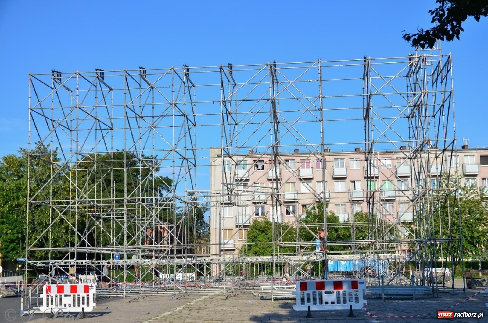 Zdjęcie w galerii na portalu naszraciborz.pl: Na placu Długosza wznoszą ogromną scenę [FOTO i WIDEO] wiadomości z regionu