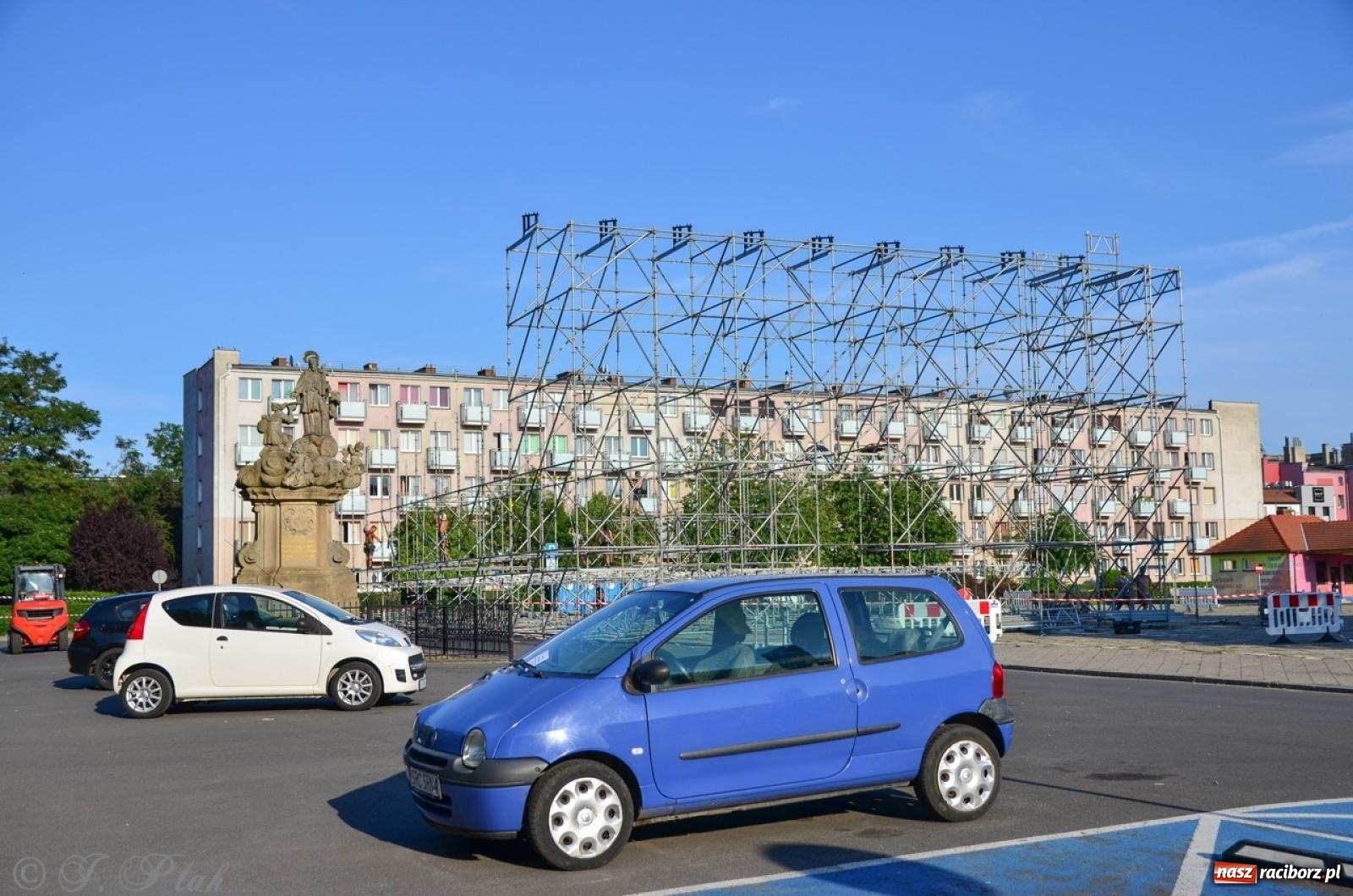Zdjęcie w galerii na portalu naszraciborz.pl: Na placu Długosza wznoszą ogromną scenę [FOTO i WIDEO] wiadomości z regionu