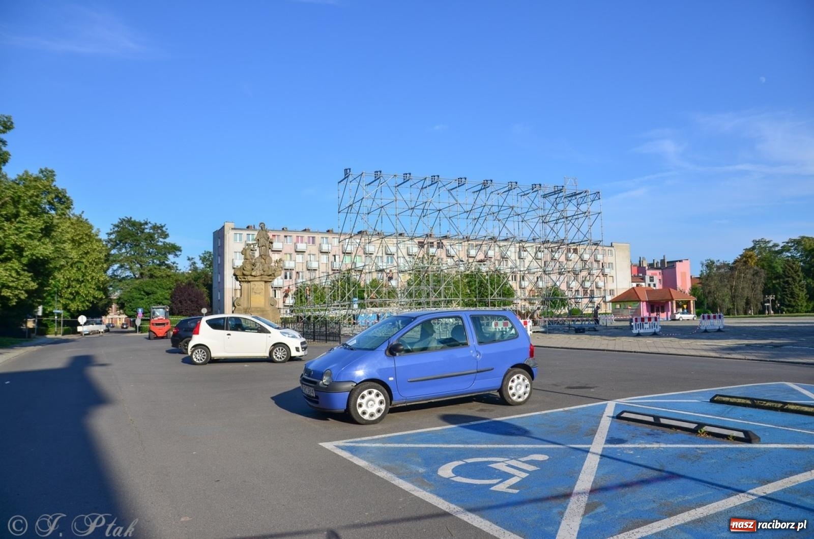 Zdjęcie w galerii na portalu naszraciborz.pl: Na placu Długosza wznoszą ogromną scenę [FOTO i WIDEO] wiadomości z regionu