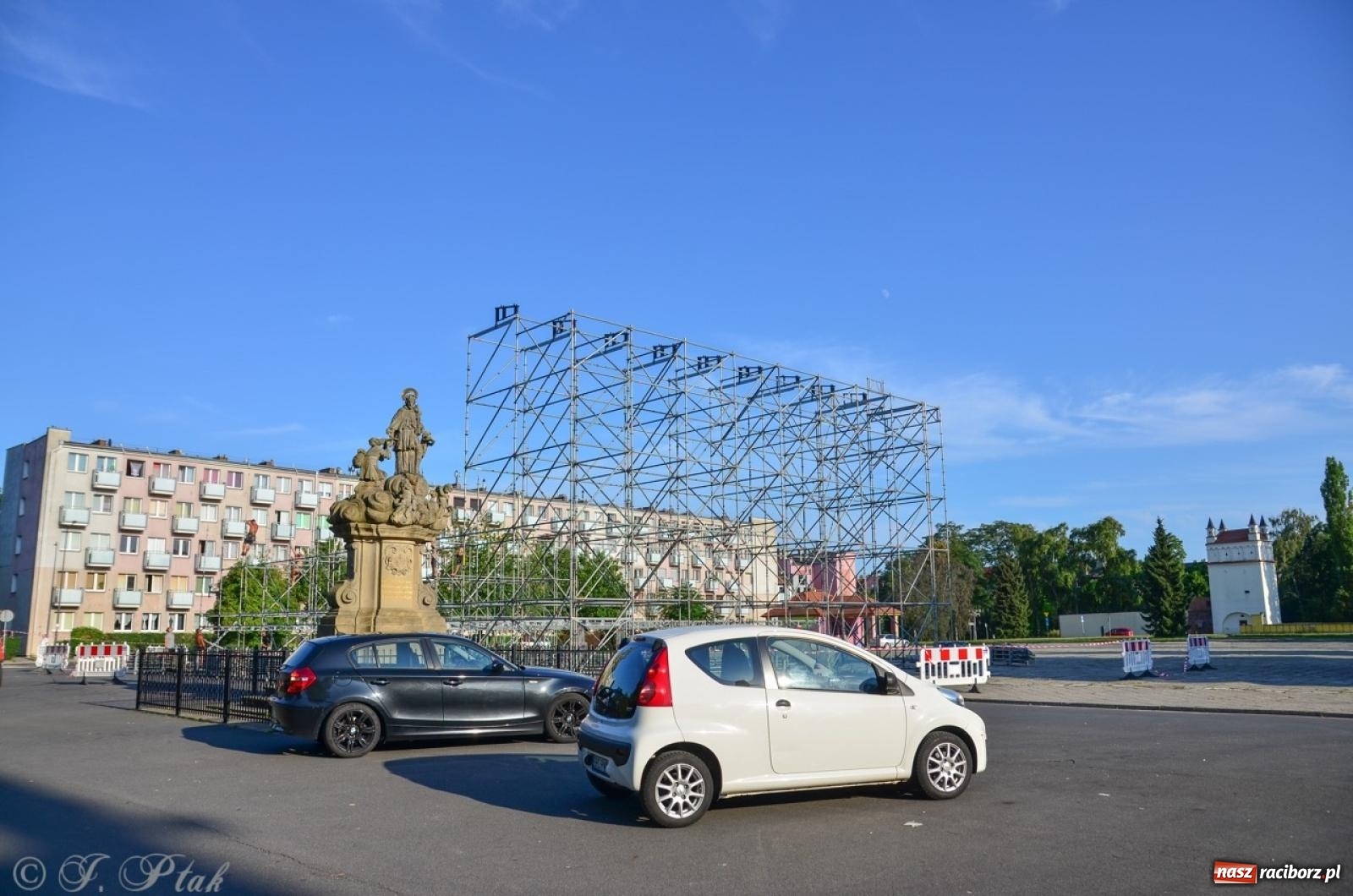 Zdjęcie w galerii na portalu naszraciborz.pl: Na placu Długosza wznoszą ogromną scenę [FOTO i WIDEO] wiadomości z regionu