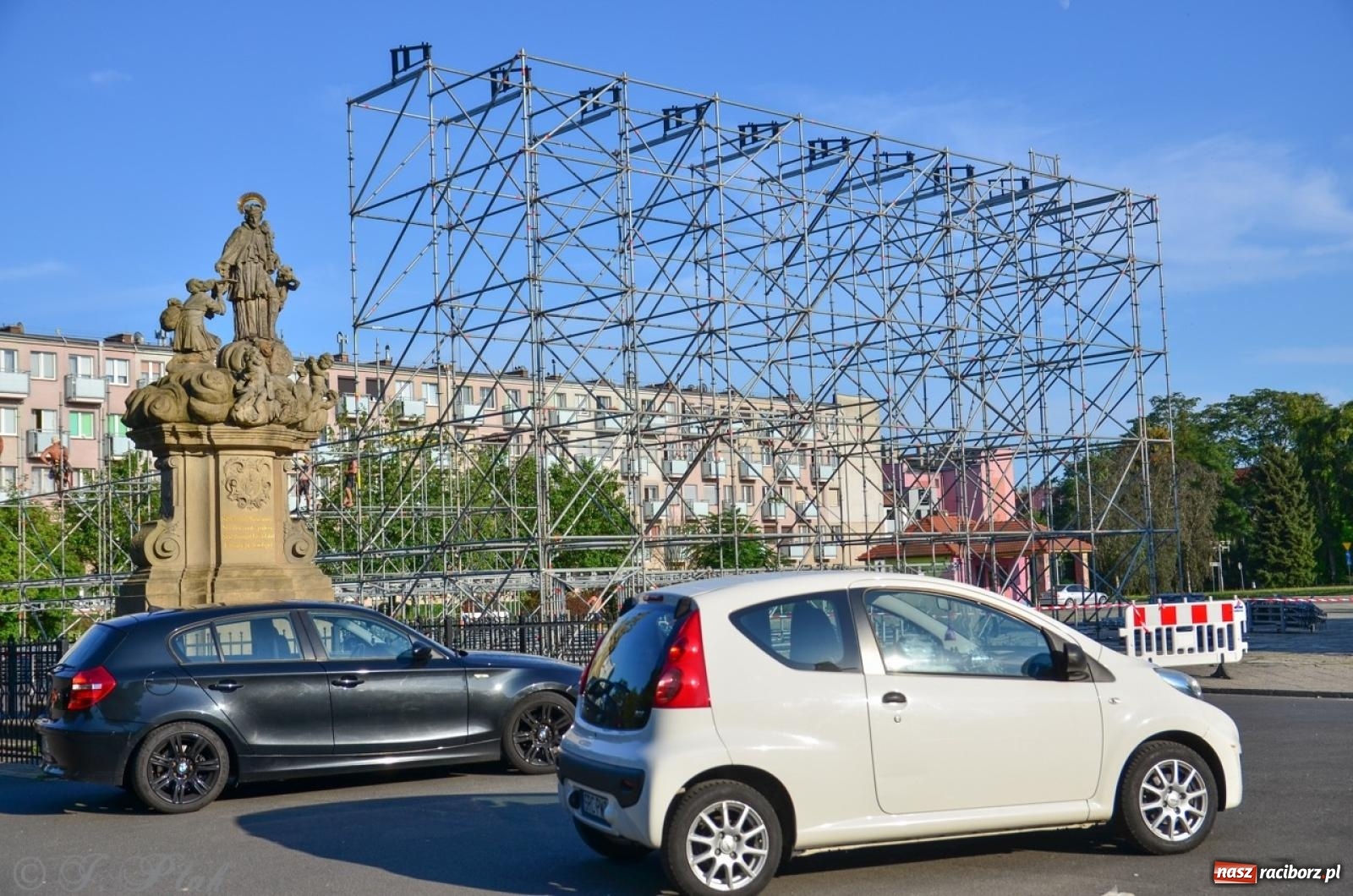 Zdjęcie w galerii na portalu naszraciborz.pl: Na placu Długosza wznoszą ogromną scenę [FOTO i WIDEO] wiadomości z regionu