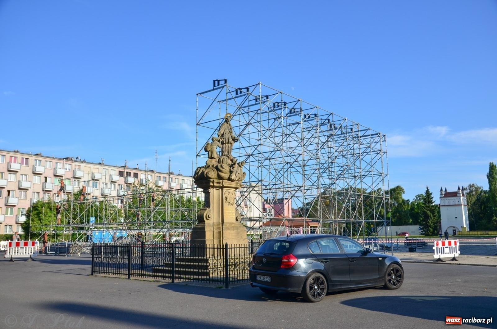 Zdjęcie w galerii na portalu naszraciborz.pl: Na placu Długosza wznoszą ogromną scenę [FOTO i WIDEO] wiadomości z regionu