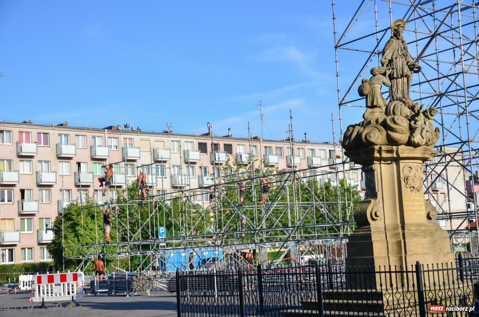 Zdjęcie w galerii na portalu naszraciborz.pl: Na placu Długosza wznoszą ogromną scenę [FOTO i WIDEO] wiadomości z regionu