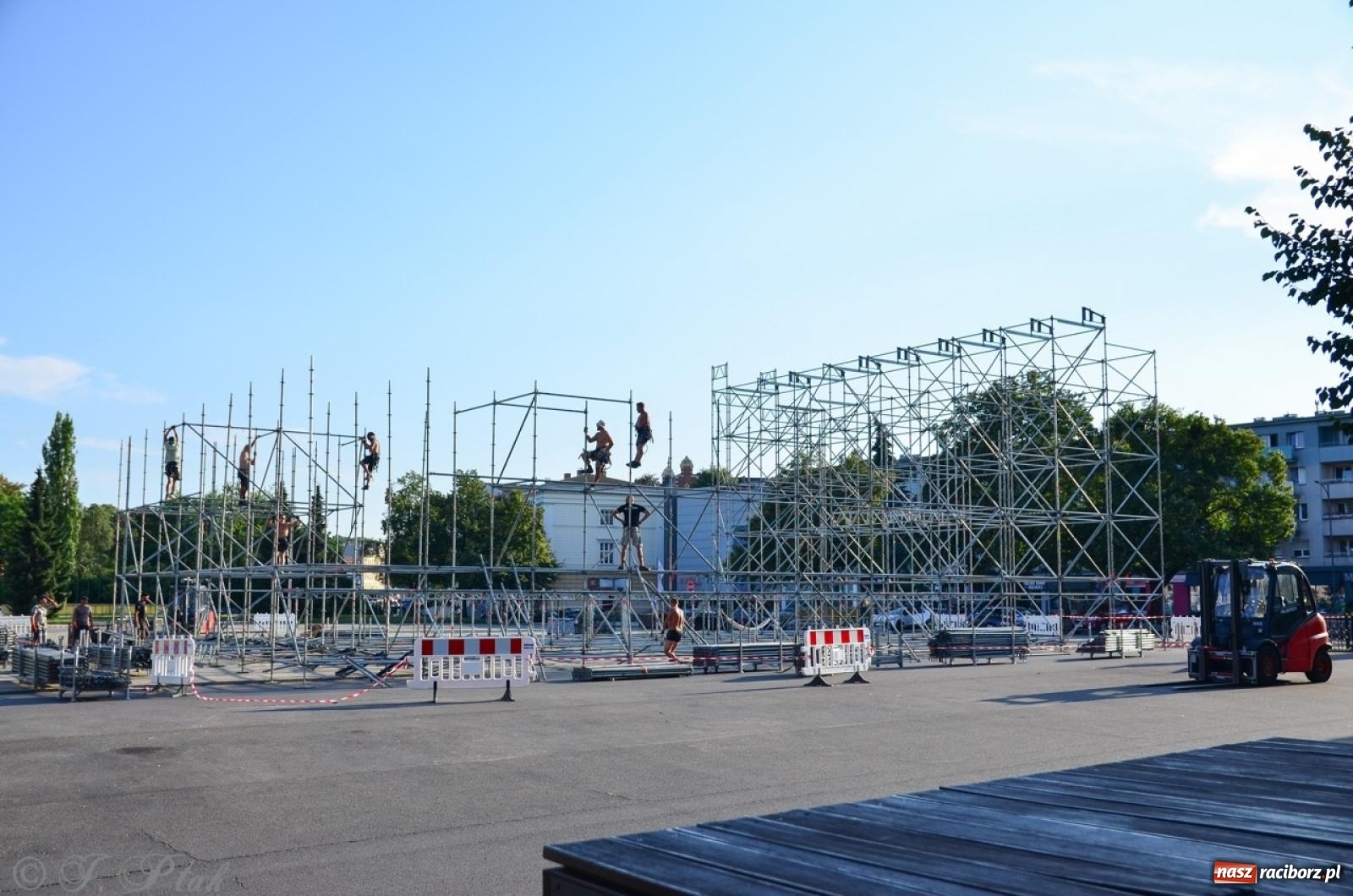 Zdjęcie w galerii na portalu naszraciborz.pl: Na placu Długosza wznoszą ogromną scenę [FOTO i WIDEO] wiadomości z regionu