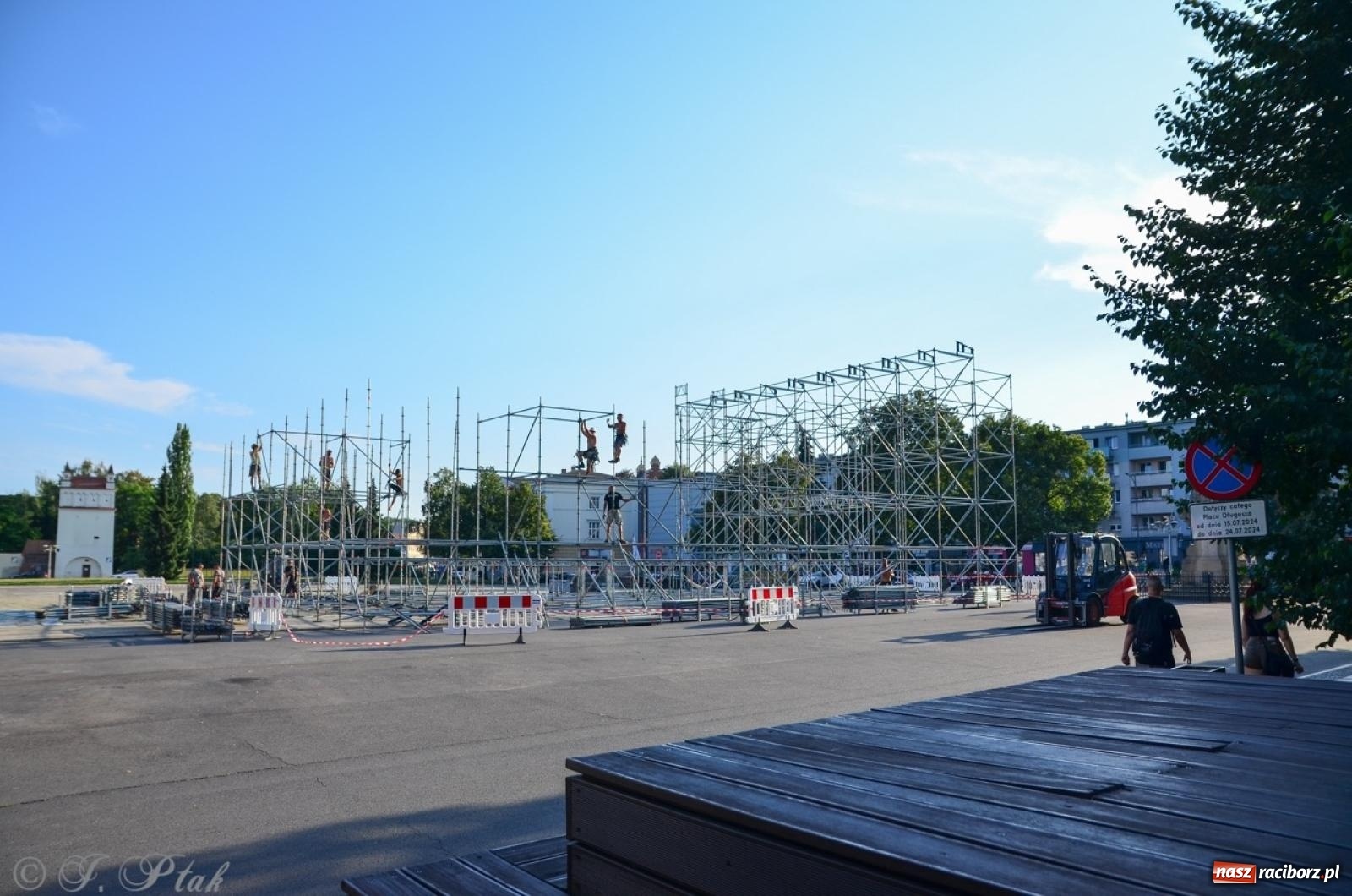 Zdjęcie w galerii na portalu naszraciborz.pl: Na placu Długosza wznoszą ogromną scenę [FOTO i WIDEO] wiadomości z regionu