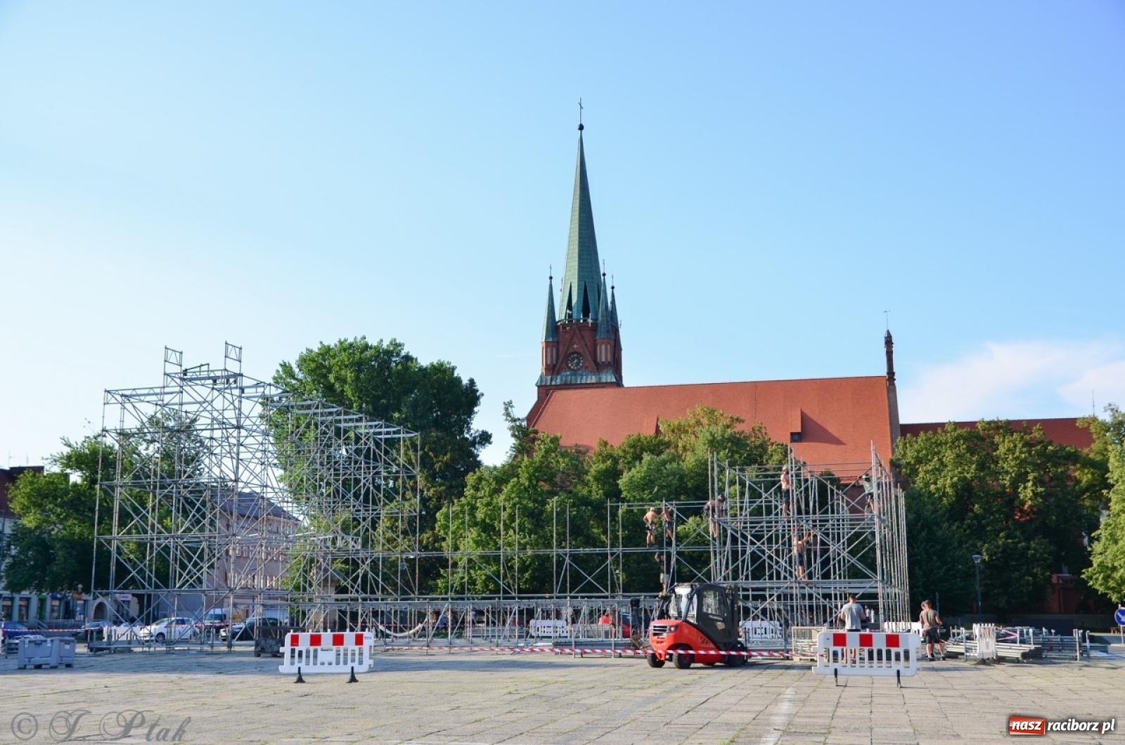 Zdjęcie w galerii na portalu naszraciborz.pl: Na placu Długosza wznoszą ogromną scenę [FOTO i WIDEO] wiadomości z regionu