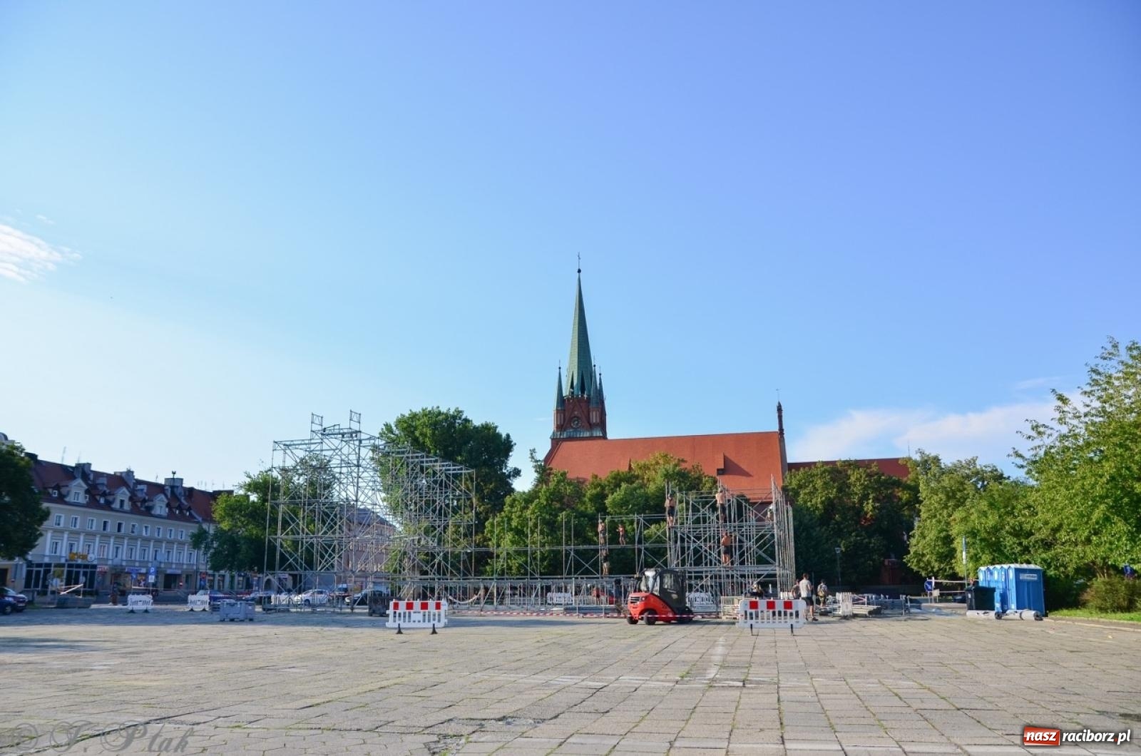 Zdjęcie w galerii na portalu naszraciborz.pl: Na placu Długosza wznoszą ogromną scenę [FOTO i WIDEO] wiadomości z regionu