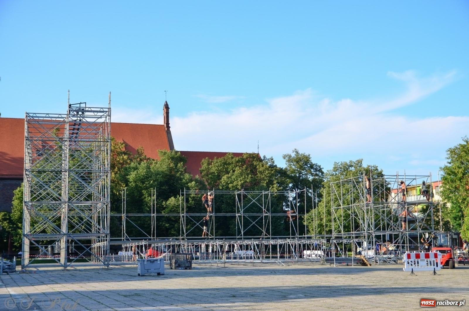 Zdjęcie w galerii na portalu naszraciborz.pl: Na placu Długosza wznoszą ogromną scenę [FOTO i WIDEO] wiadomości z regionu