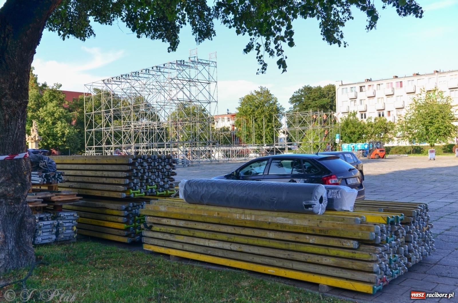 Zdjęcie w galerii na portalu naszraciborz.pl: Na placu Długosza wznoszą ogromną scenę [FOTO i WIDEO] wiadomości z regionu