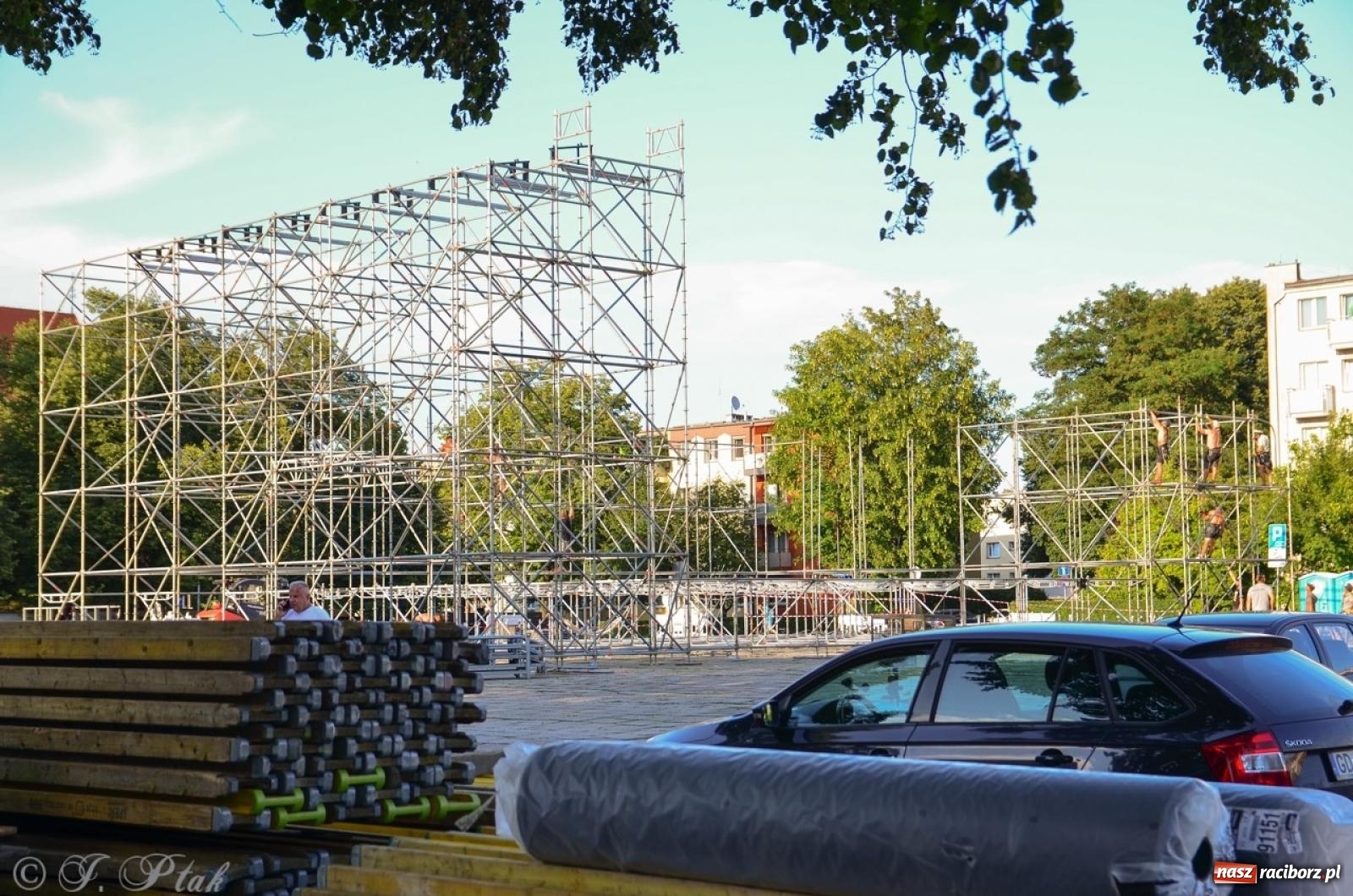 Zdjęcie w galerii na portalu naszraciborz.pl: Na placu Długosza wznoszą ogromną scenę [FOTO i WIDEO] wiadomości z regionu