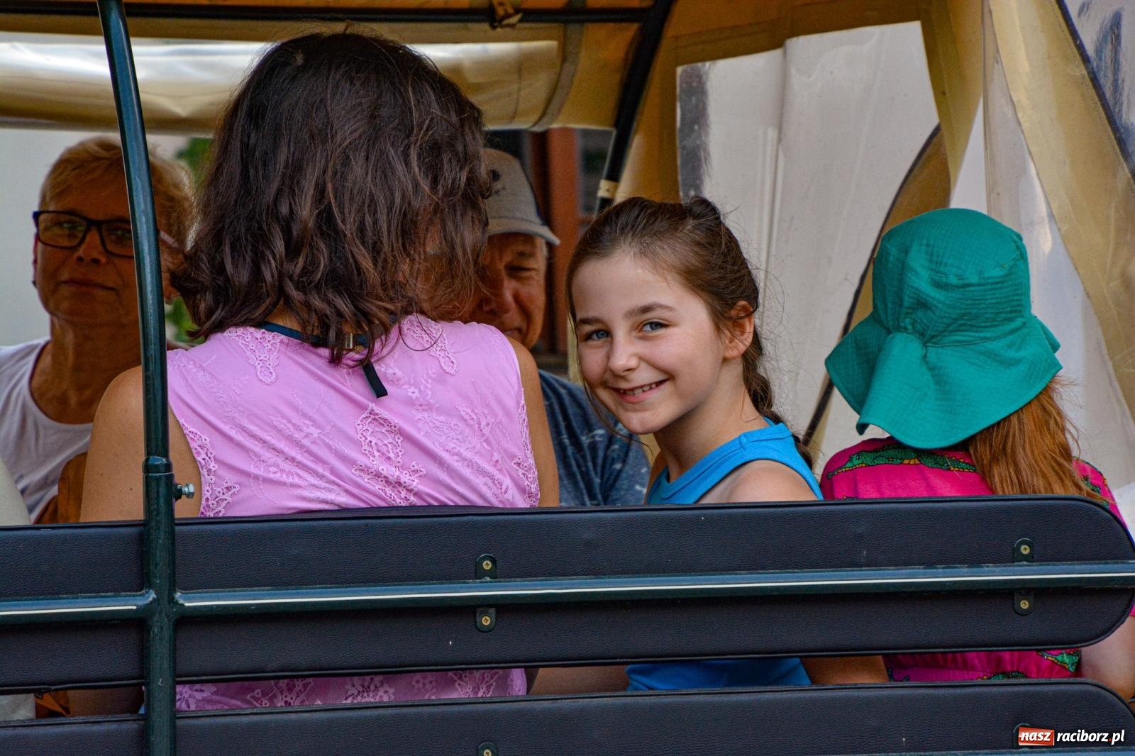 Zdjęcie w galerii na portalu naszraciborz.pl: Przejażdżki bryczką hitem wakacji w siodle na zamku [FOTO i WIDEO] wiadomości z regionu