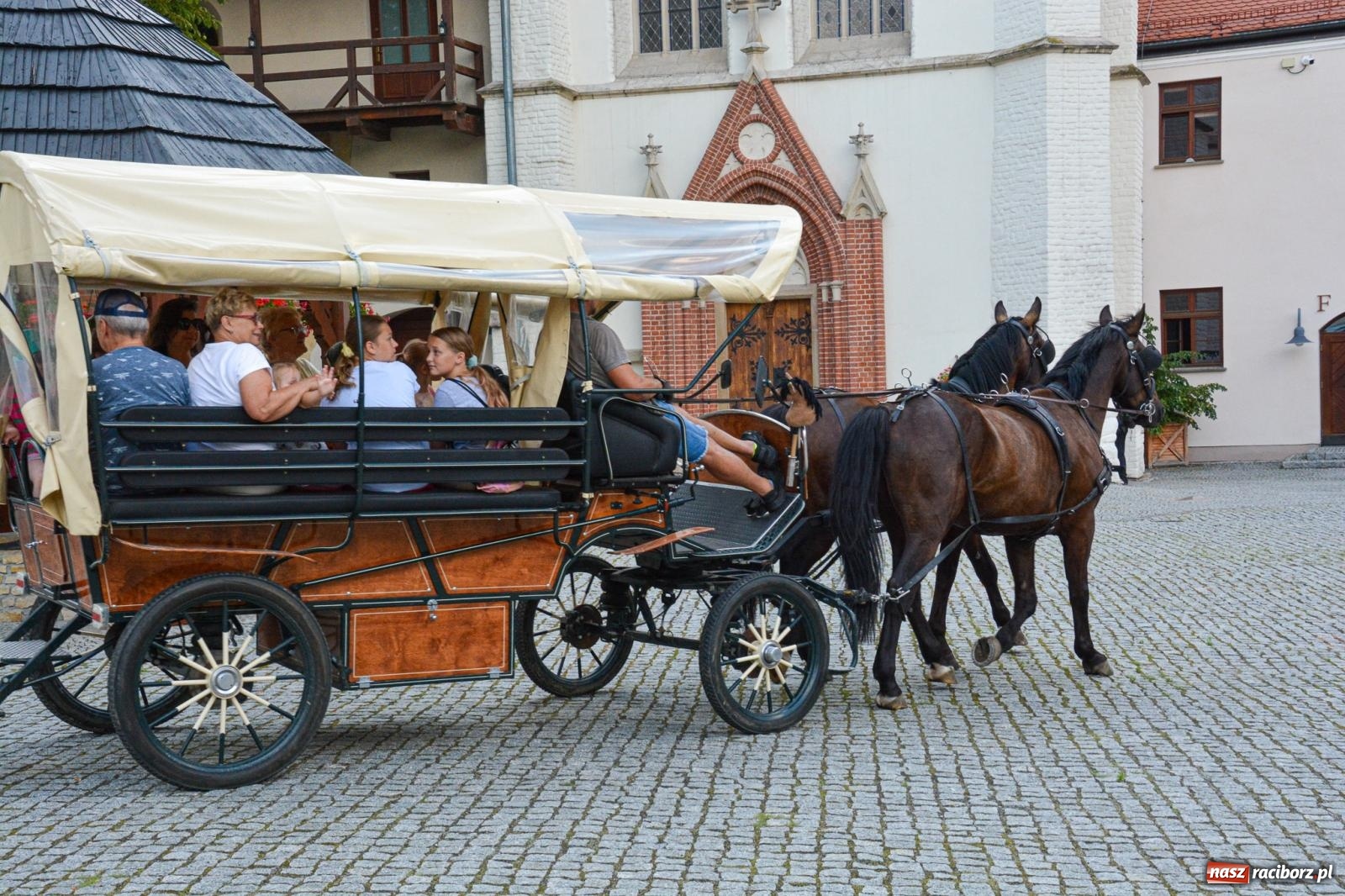 Zdjęcie w galerii na portalu naszraciborz.pl: Przejażdżki bryczką hitem wakacji w siodle na zamku [FOTO i WIDEO] wiadomości z regionu