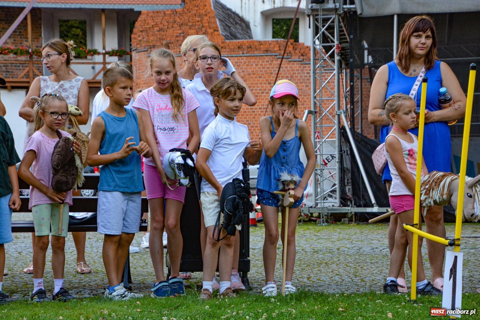 Zdjęcie w galerii na portalu naszraciborz.pl: Przejażdżki bryczką hitem wakacji w siodle na zamku [FOTO i WIDEO] wiadomości z regionu