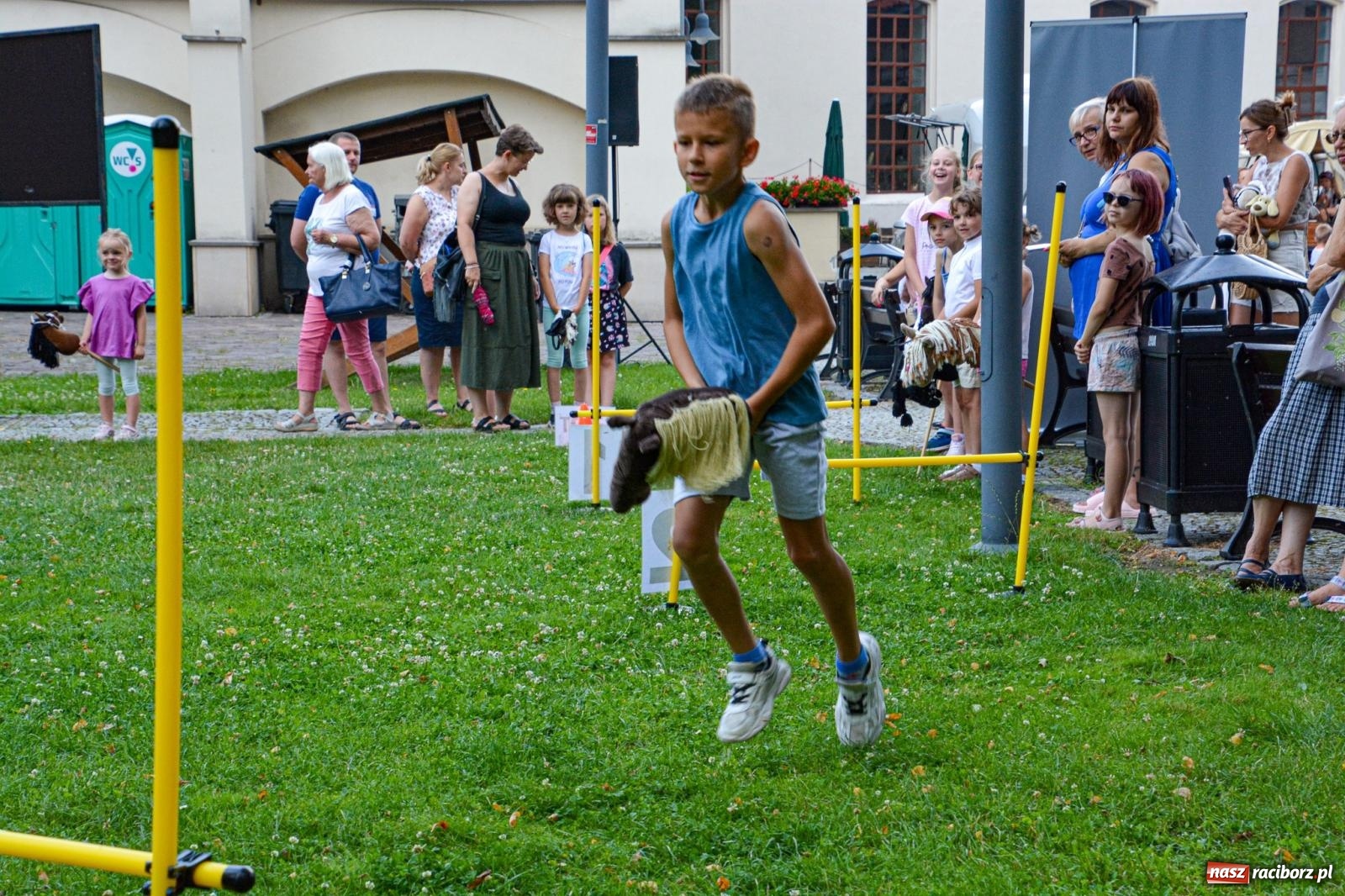 Zdjęcie w galerii na portalu naszraciborz.pl: Przejażdżki bryczką hitem wakacji w siodle na zamku [FOTO i WIDEO] wiadomości z regionu
