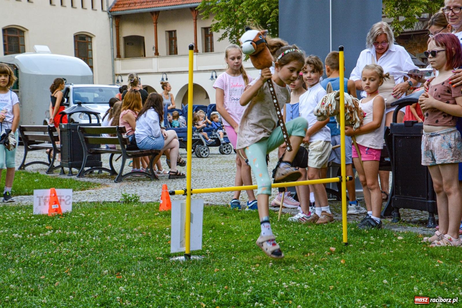 Zdjęcie w galerii na portalu naszraciborz.pl: Przejażdżki bryczką hitem wakacji w siodle na zamku [FOTO i WIDEO] wiadomości z regionu