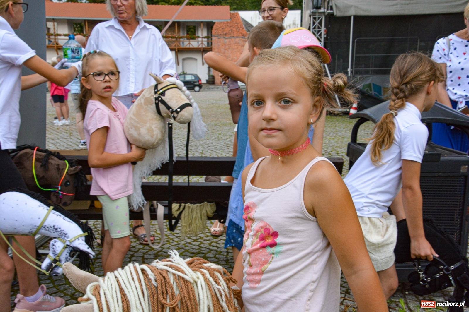 Zdjęcie w galerii na portalu naszraciborz.pl: Przejażdżki bryczką hitem wakacji w siodle na zamku [FOTO i WIDEO] wiadomości z regionu