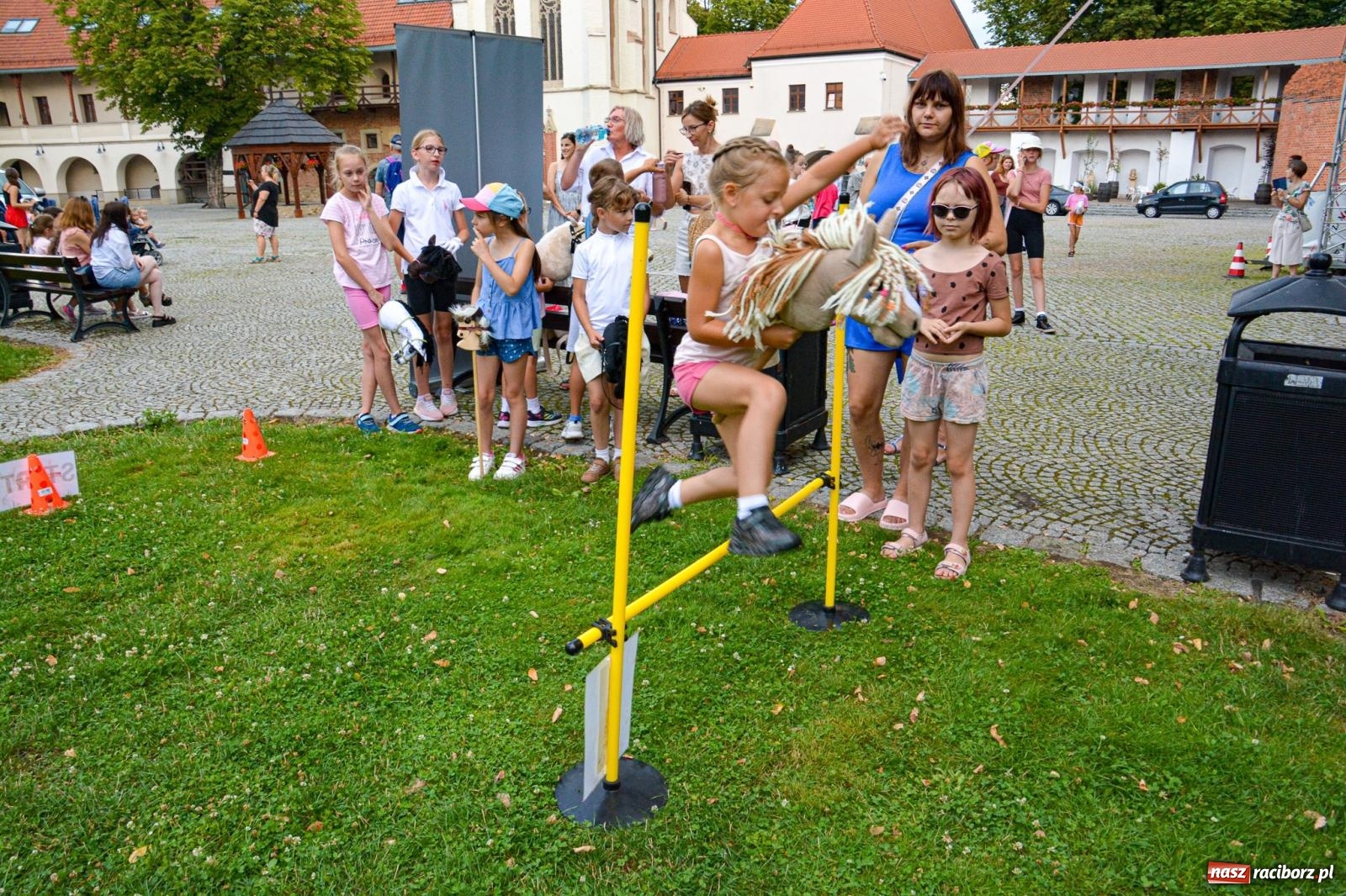 Zdjęcie w galerii na portalu naszraciborz.pl: Przejażdżki bryczką hitem wakacji w siodle na zamku [FOTO i WIDEO] wiadomości z regionu
