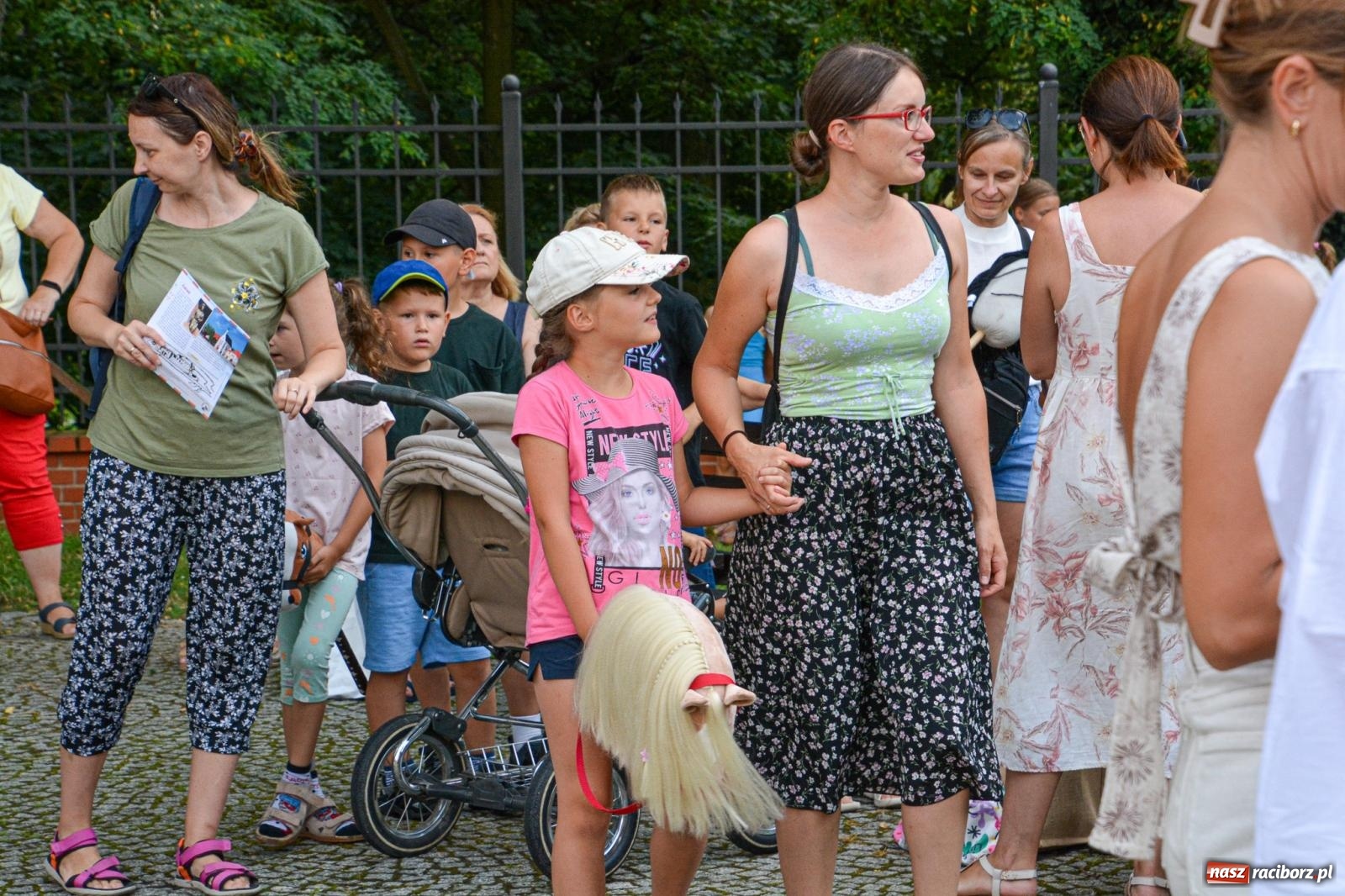 Zdjęcie w galerii na portalu naszraciborz.pl: Przejażdżki bryczką hitem wakacji w siodle na zamku [FOTO i WIDEO] wiadomości z regionu