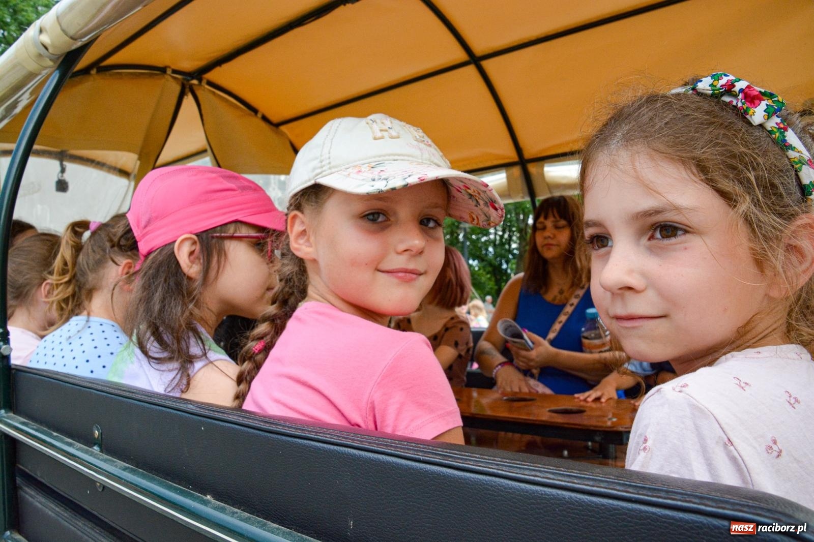 Zdjęcie w galerii na portalu naszraciborz.pl: Przejażdżki bryczką hitem wakacji w siodle na zamku [FOTO i WIDEO] wiadomości z regionu