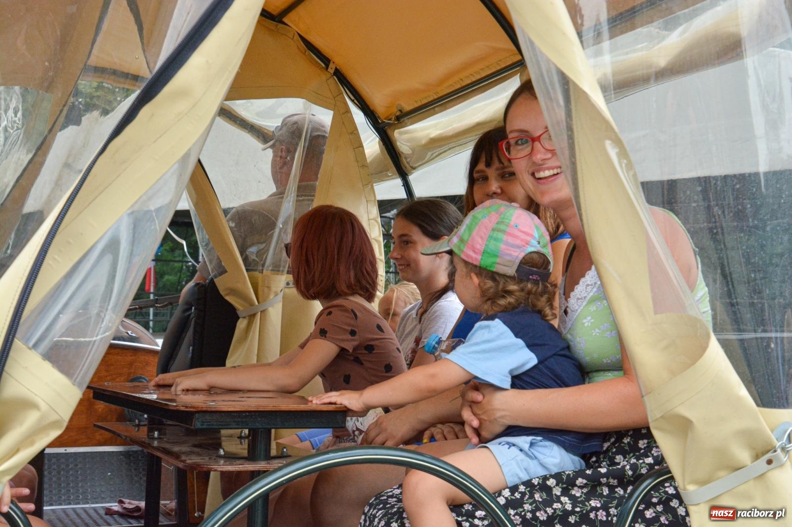 Zdjęcie w galerii na portalu naszraciborz.pl: Przejażdżki bryczką hitem wakacji w siodle na zamku [FOTO i WIDEO] wiadomości z regionu