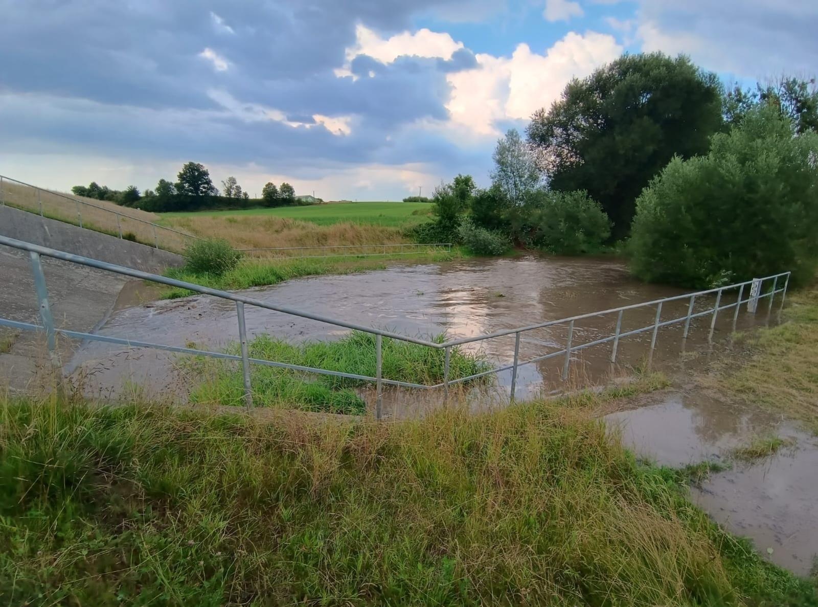 Zdjęcie w galerii na portalu naszraciborz.pl: Oberwanie chmury w Krzanowicach. Woda wdarła się do domostw wiadomości z regionu