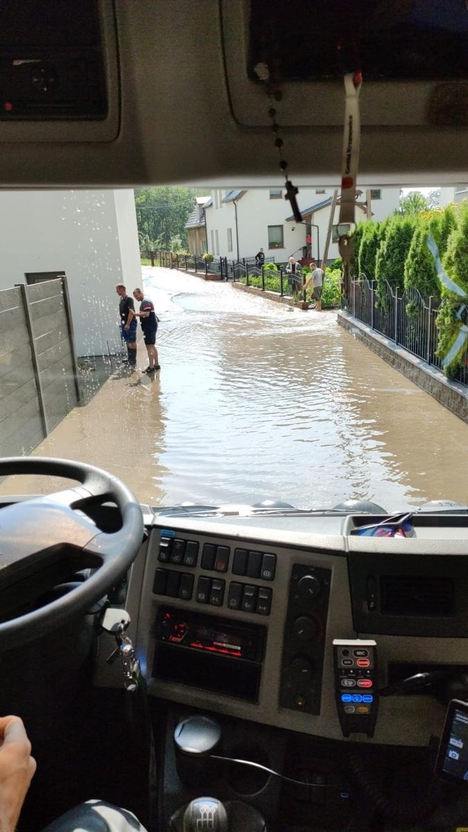 Zdjęcie w galerii na portalu naszraciborz.pl: Oberwanie chmury w Krzanowicach. Woda wdarła się do domostw wiadomości z regionu