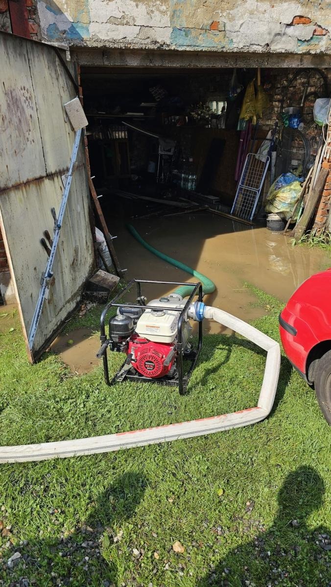 Zdjęcie w galerii na portalu naszraciborz.pl: Oberwanie chmury w Krzanowicach. Woda wdarła się do domostw wiadomości z regionu