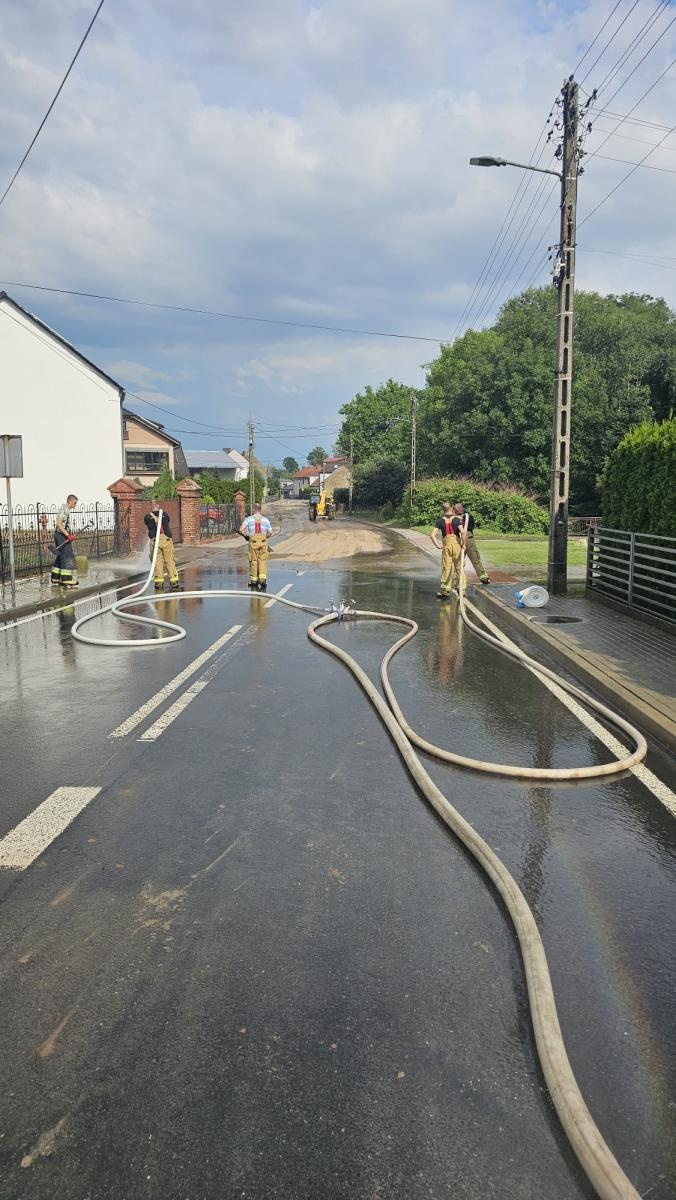 Zdjęcie w galerii na portalu naszraciborz.pl: Oberwanie chmury w Krzanowicach. Woda wdarła się do domostw wiadomości z regionu