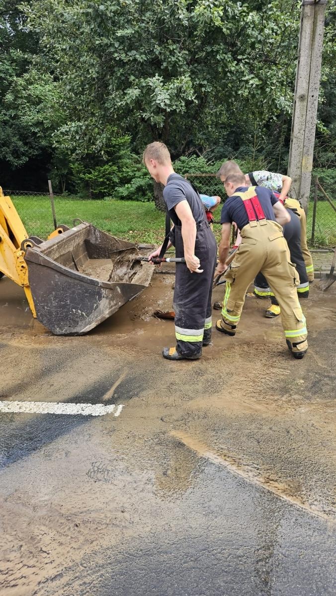Zdjęcie w galerii na portalu naszraciborz.pl: Oberwanie chmury w Krzanowicach. Woda wdarła się do domostw wiadomości z regionu