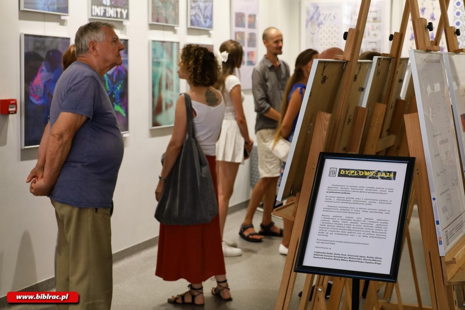 Zdjęcie w galerii na portalu naszraciborz.pl: Dyplomy w raciborskim Plastyku. Jedna z prac powstała w telefonie komórkowym wiadomości z regionu