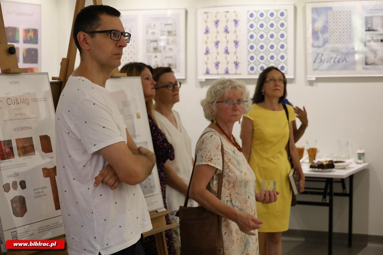 Zdjęcie w galerii na portalu naszraciborz.pl: Dyplomy w raciborskim Plastyku. Jedna z prac powstała w telefonie komórkowym wiadomości z regionu