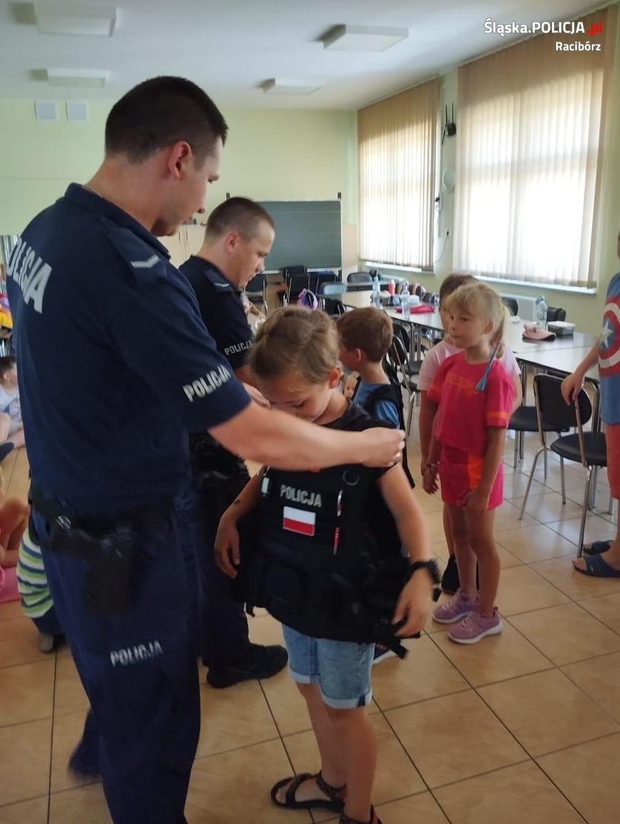 Zdjęcie w galerii na portalu naszraciborz.pl: Bezpieczne wakacje z raciborską policją wiadomości z regionu
