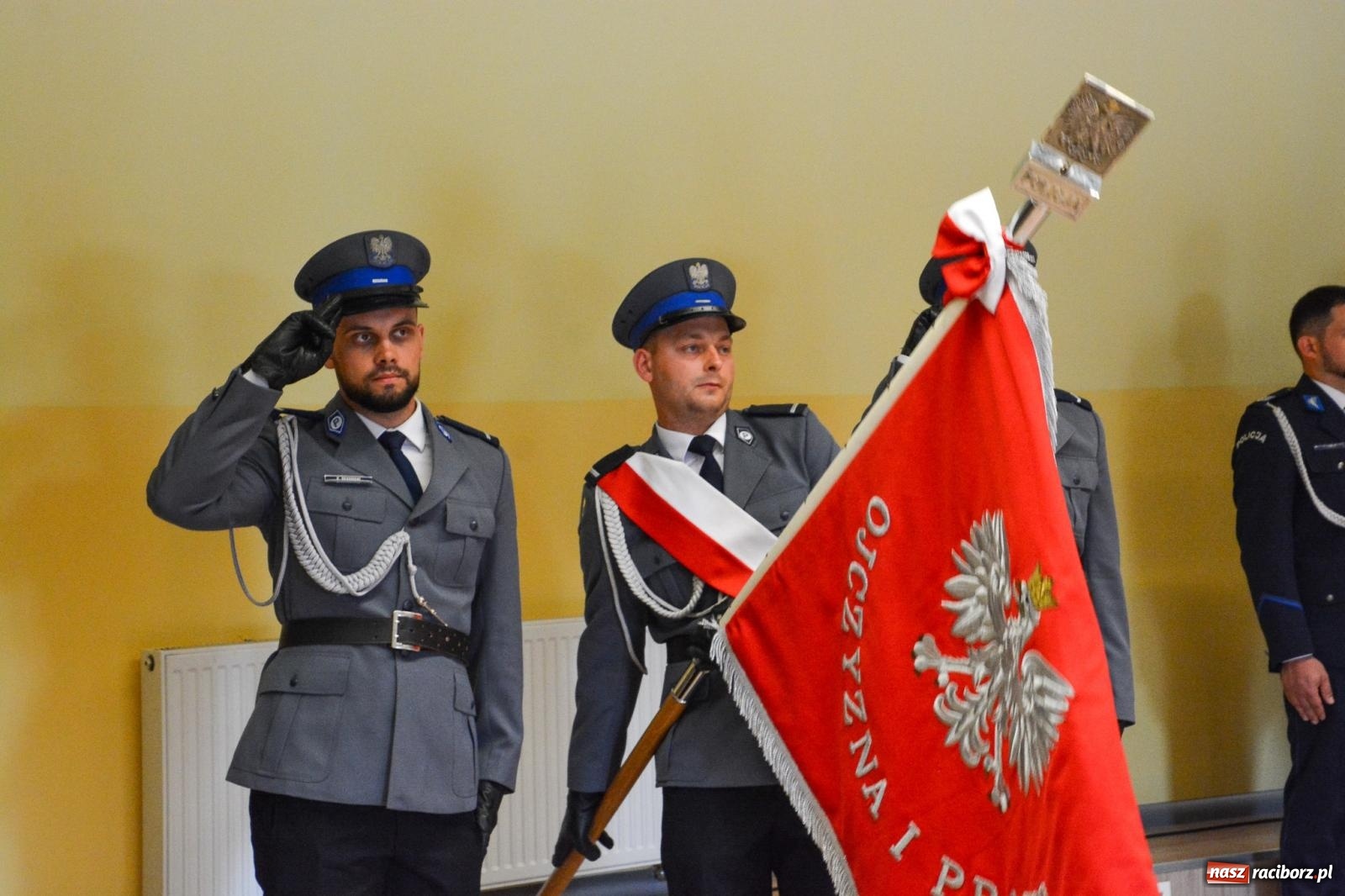 Zdjęcie w galerii na portalu naszraciborz.pl: Raciborska policja świętuje w Pietrowicach Wielkich. Wręczono awanse i odznaczenia [FOTO i WIDEO] wiadomości z regionu