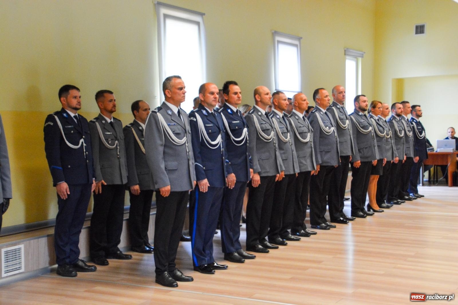 Zdjęcie w galerii na portalu naszraciborz.pl: Raciborska policja świętuje w Pietrowicach Wielkich. Wręczono awanse i odznaczenia [FOTO i WIDEO] wiadomości z regionu
