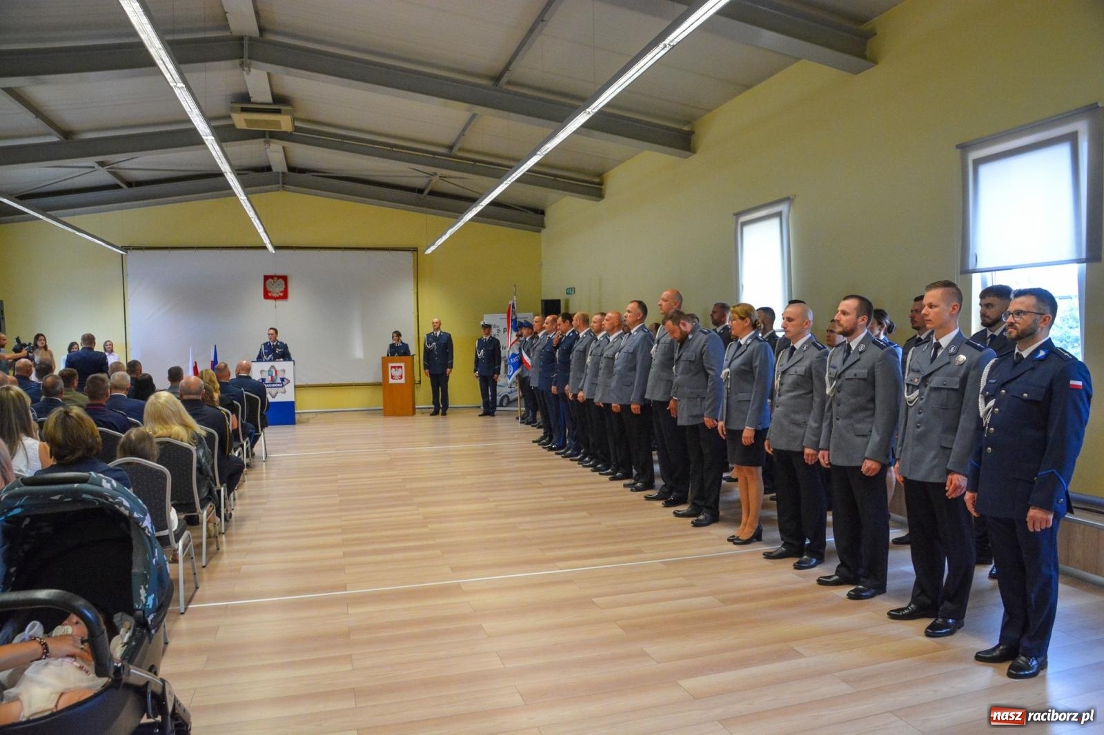 Zdjęcie w galerii na portalu naszraciborz.pl: Raciborska policja świętuje w Pietrowicach Wielkich. Wręczono awanse i odznaczenia [FOTO i WIDEO] wiadomości z regionu