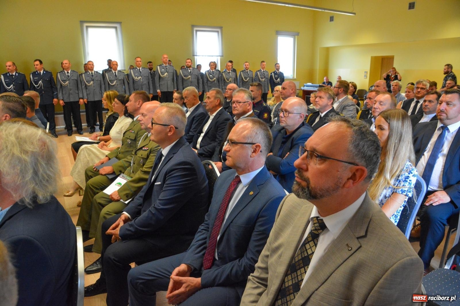 Zdjęcie w galerii na portalu naszraciborz.pl: Raciborska policja świętuje w Pietrowicach Wielkich. Wręczono awanse i odznaczenia [FOTO i WIDEO] wiadomości z regionu