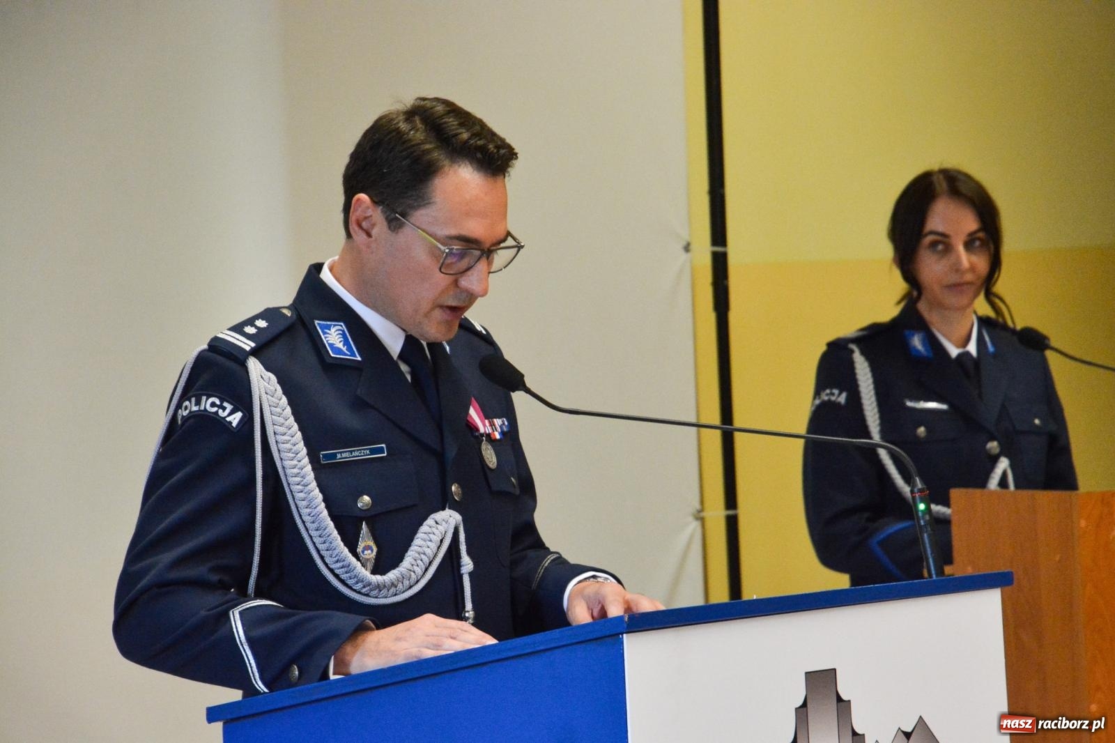 Zdjęcie w galerii na portalu naszraciborz.pl: Raciborska policja świętuje w Pietrowicach Wielkich. Wręczono awanse i odznaczenia [FOTO i WIDEO] wiadomości z regionu