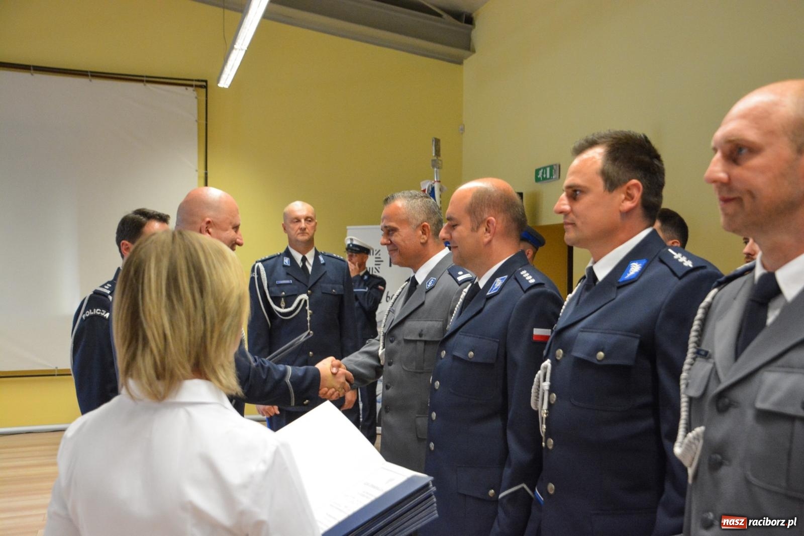 Zdjęcie w galerii na portalu naszraciborz.pl: Raciborska policja świętuje w Pietrowicach Wielkich. Wręczono awanse i odznaczenia [FOTO i WIDEO] wiadomości z regionu