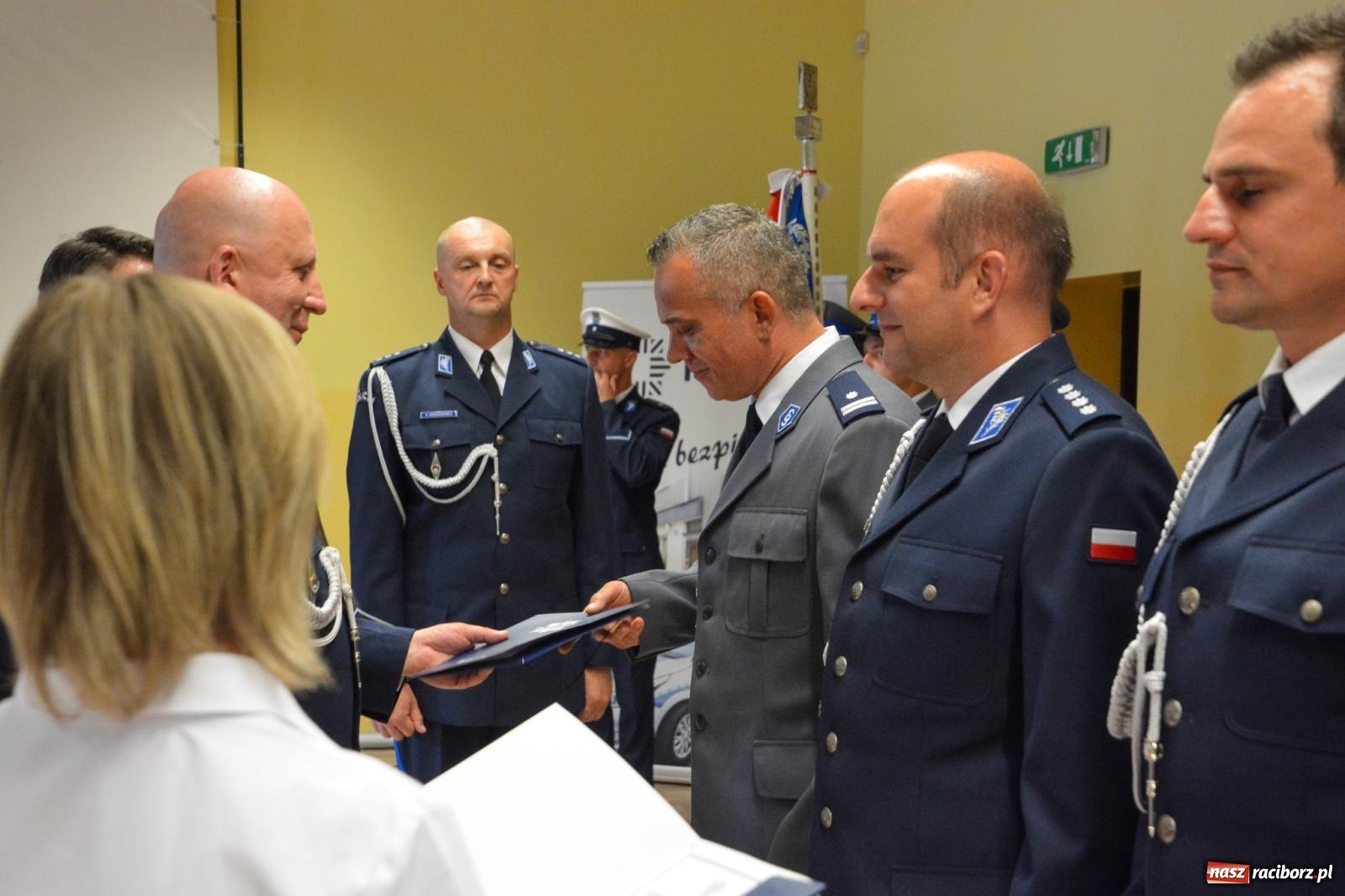 Zdjęcie w galerii na portalu naszraciborz.pl: Raciborska policja świętuje w Pietrowicach Wielkich. Wręczono awanse i odznaczenia [FOTO i WIDEO] wiadomości z regionu