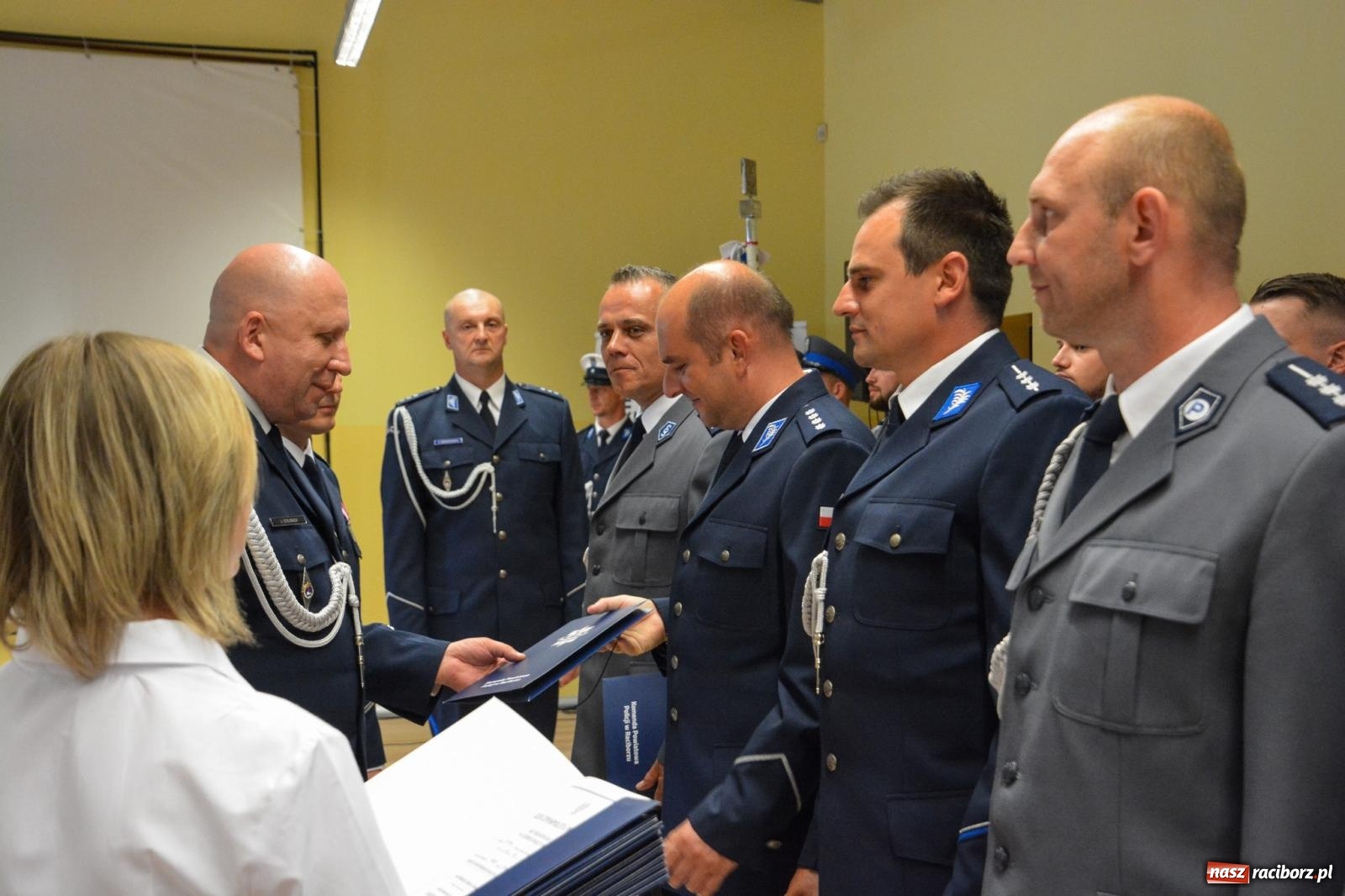 Zdjęcie w galerii na portalu naszraciborz.pl: Raciborska policja świętuje w Pietrowicach Wielkich. Wręczono awanse i odznaczenia [FOTO i WIDEO] wiadomości z regionu