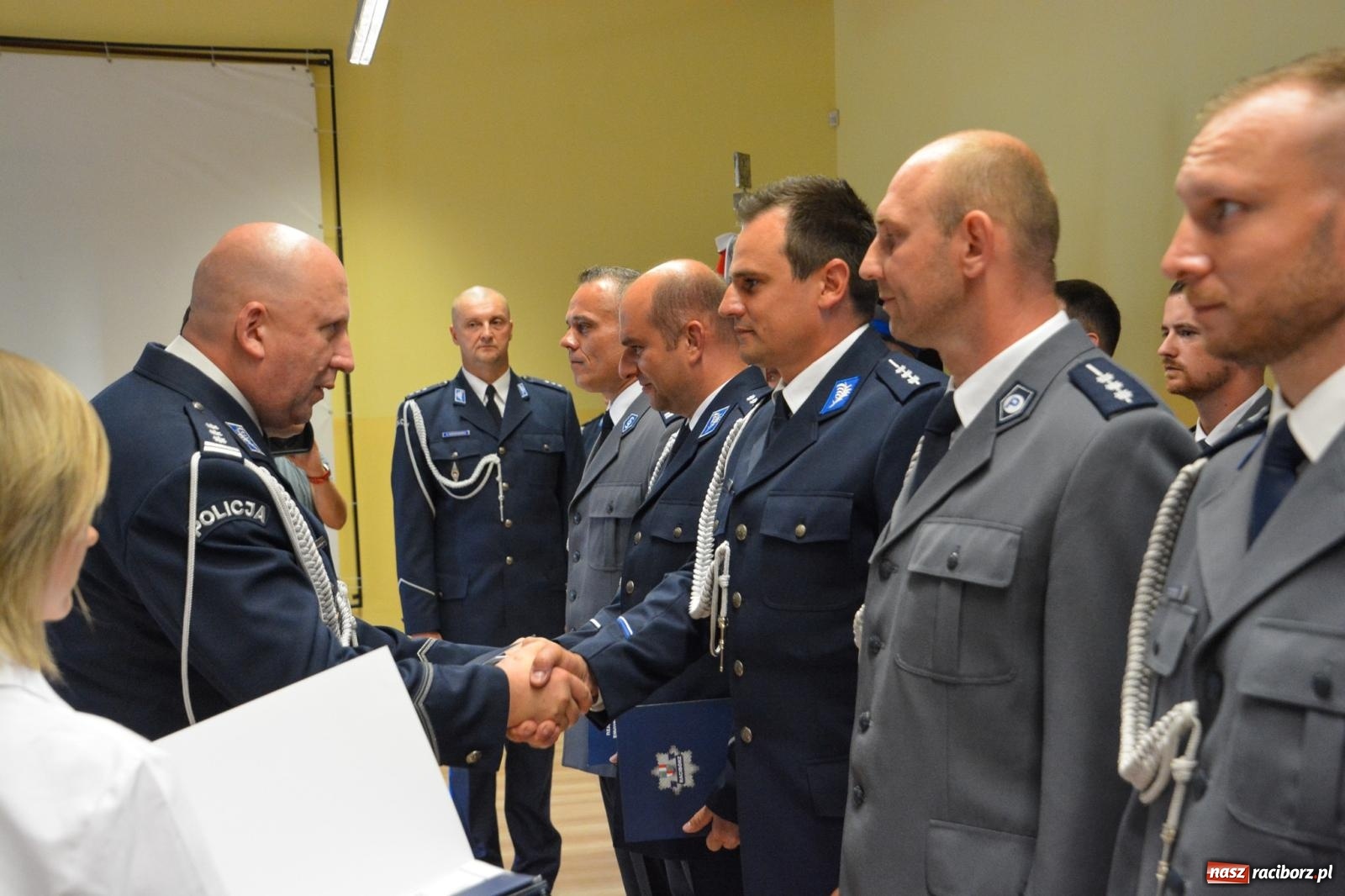 Zdjęcie w galerii na portalu naszraciborz.pl: Raciborska policja świętuje w Pietrowicach Wielkich. Wręczono awanse i odznaczenia [FOTO i WIDEO] wiadomości z regionu