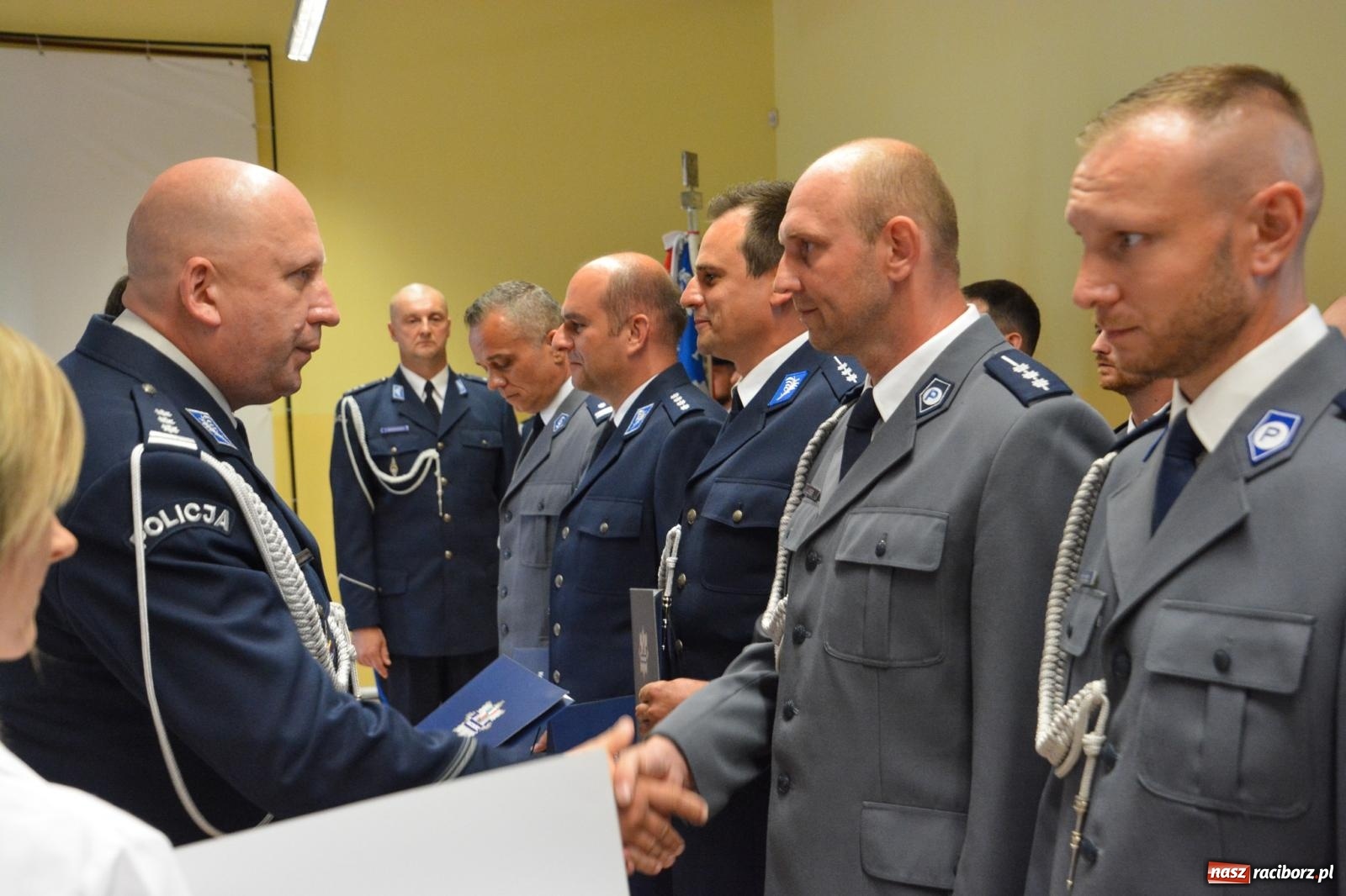 Zdjęcie w galerii na portalu naszraciborz.pl: Raciborska policja świętuje w Pietrowicach Wielkich. Wręczono awanse i odznaczenia [FOTO i WIDEO] wiadomości z regionu
