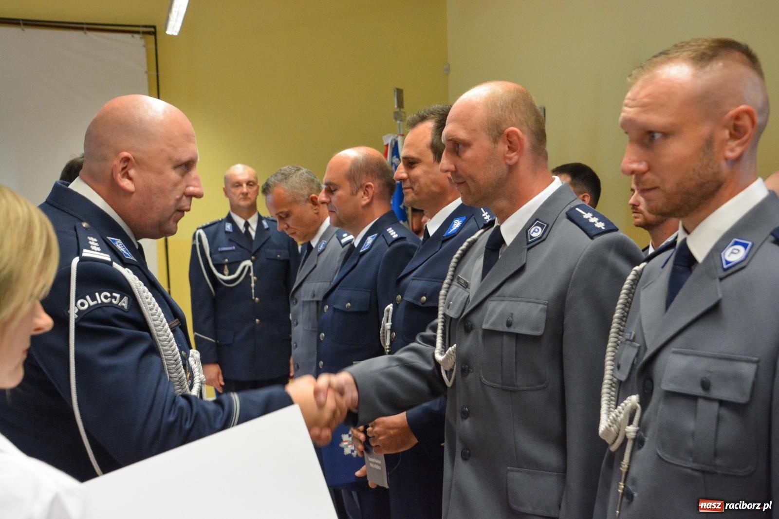 Zdjęcie w galerii na portalu naszraciborz.pl: Raciborska policja świętuje w Pietrowicach Wielkich. Wręczono awanse i odznaczenia [FOTO i WIDEO] wiadomości z regionu