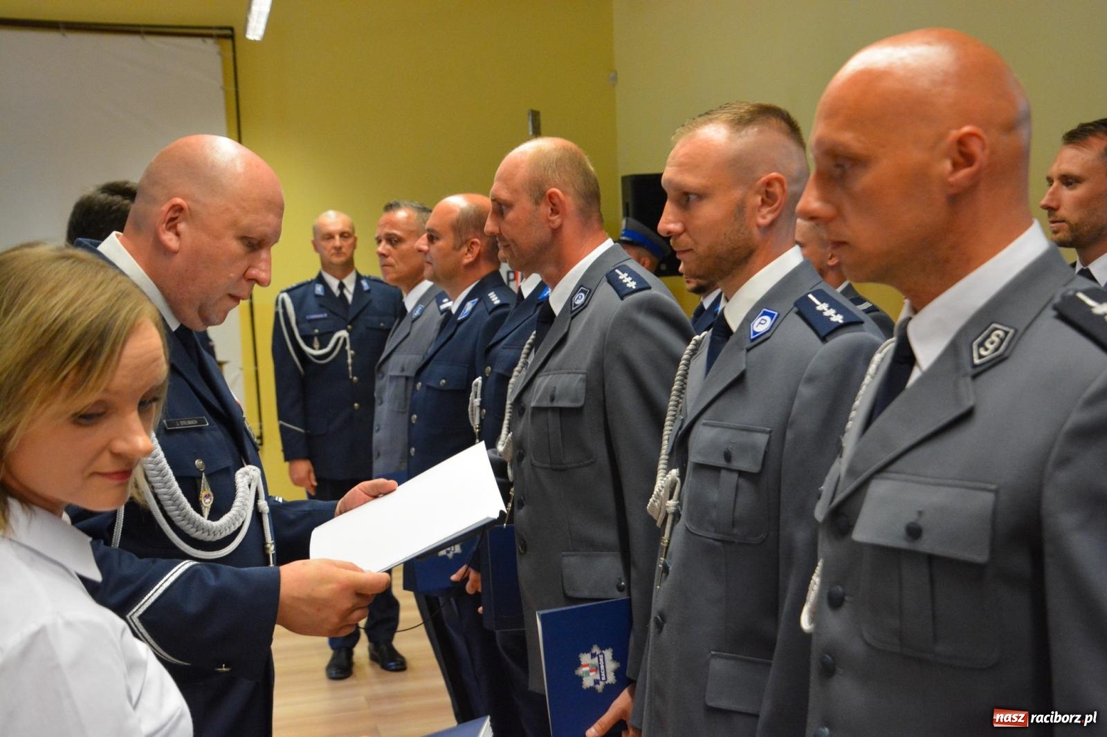 Zdjęcie w galerii na portalu naszraciborz.pl: Raciborska policja świętuje w Pietrowicach Wielkich. Wręczono awanse i odznaczenia [FOTO i WIDEO] wiadomości z regionu