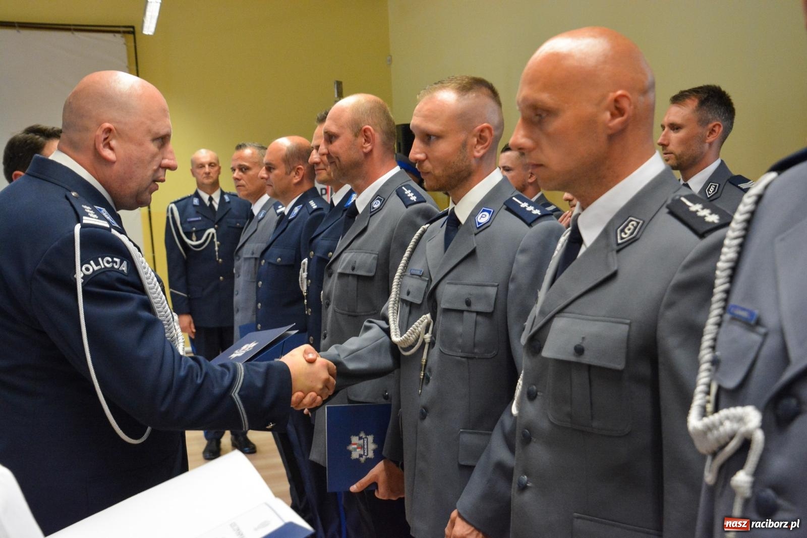 Zdjęcie w galerii na portalu naszraciborz.pl: Raciborska policja świętuje w Pietrowicach Wielkich. Wręczono awanse i odznaczenia [FOTO i WIDEO] wiadomości z regionu