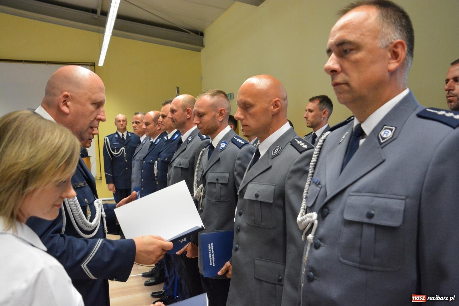 Zdjęcie w galerii na portalu naszraciborz.pl: Raciborska policja świętuje w Pietrowicach Wielkich. Wręczono awanse i odznaczenia [FOTO i WIDEO] wiadomości z regionu