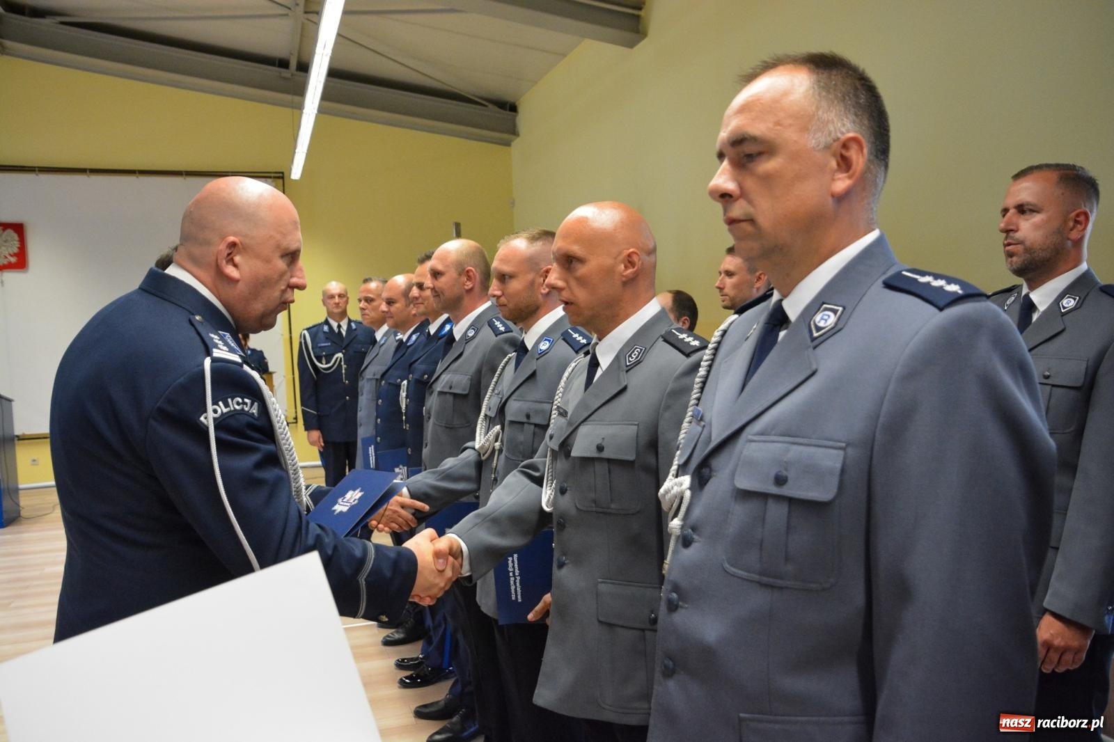 Zdjęcie w galerii na portalu naszraciborz.pl: Raciborska policja świętuje w Pietrowicach Wielkich. Wręczono awanse i odznaczenia [FOTO i WIDEO] wiadomości z regionu