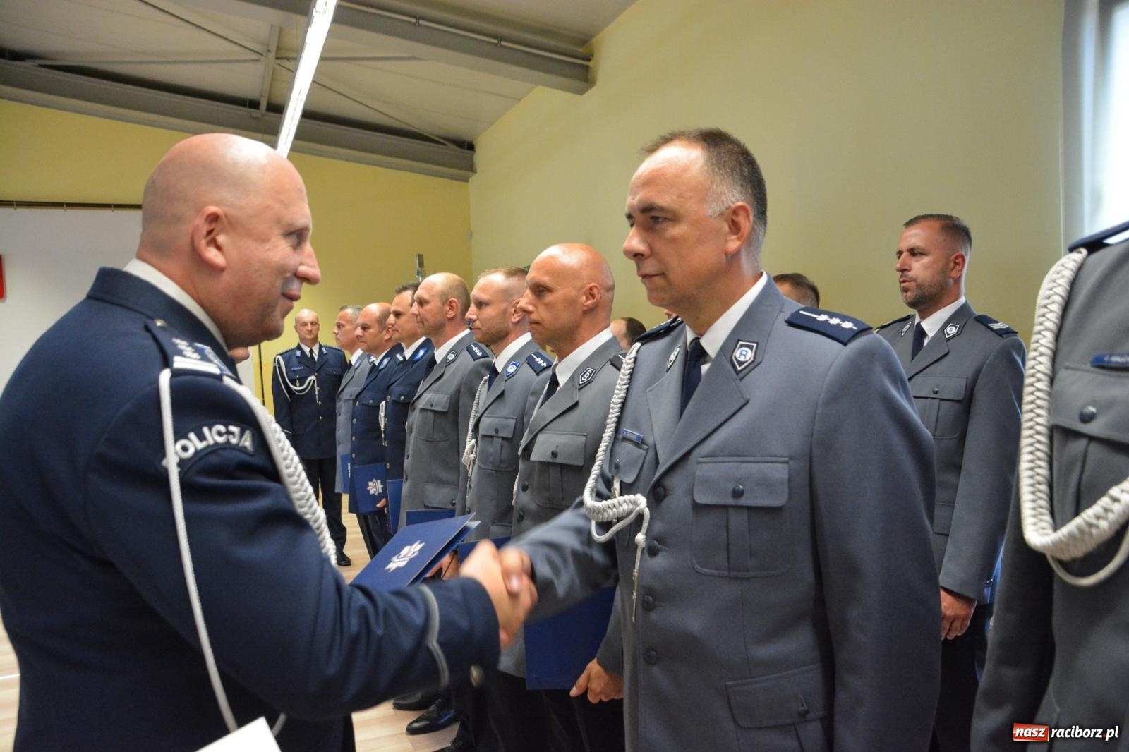 Zdjęcie w galerii na portalu naszraciborz.pl: Raciborska policja świętuje w Pietrowicach Wielkich. Wręczono awanse i odznaczenia [FOTO i WIDEO] wiadomości z regionu